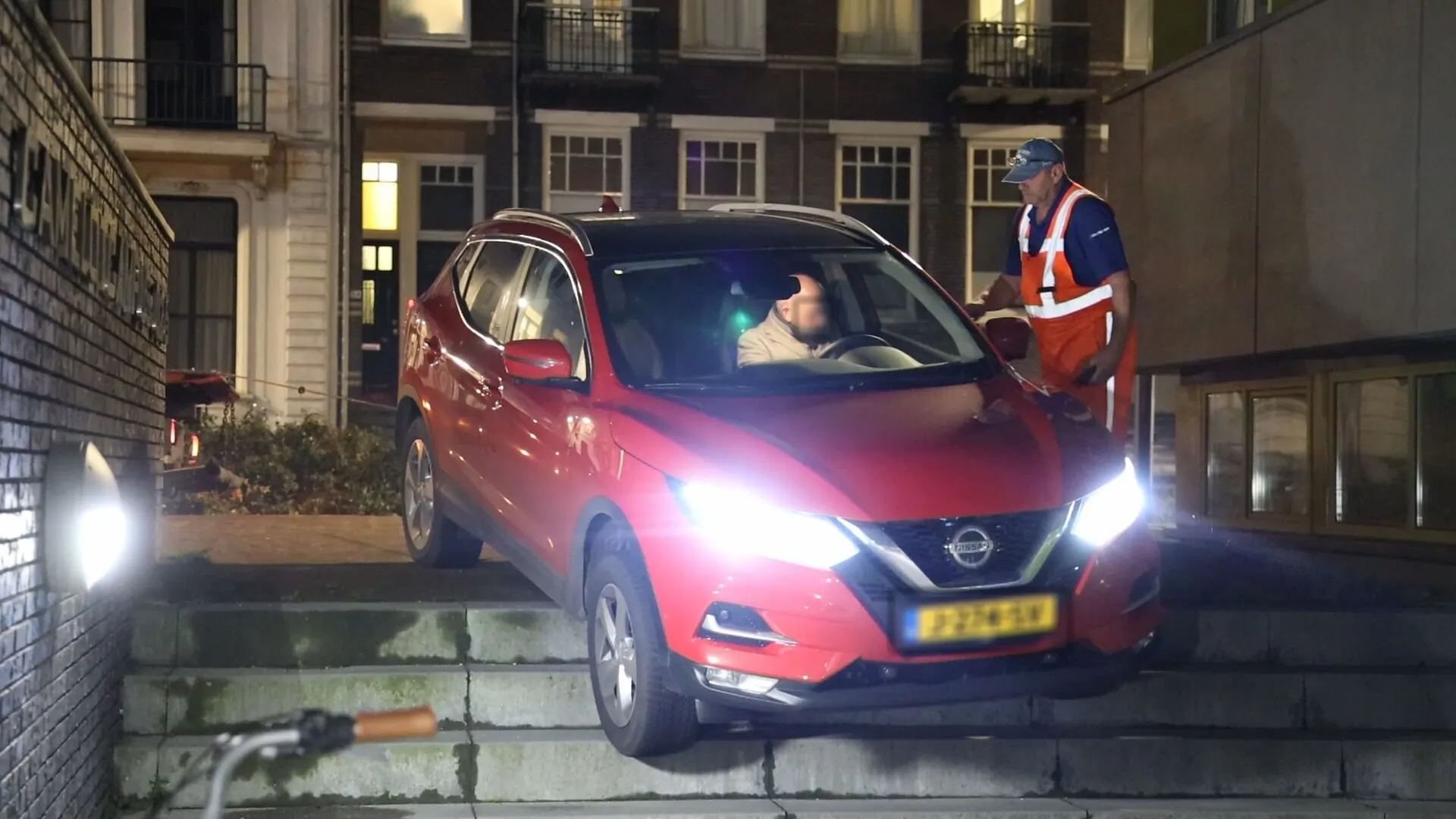 Automobilist neemt verkeerde afslag en belandt op trap