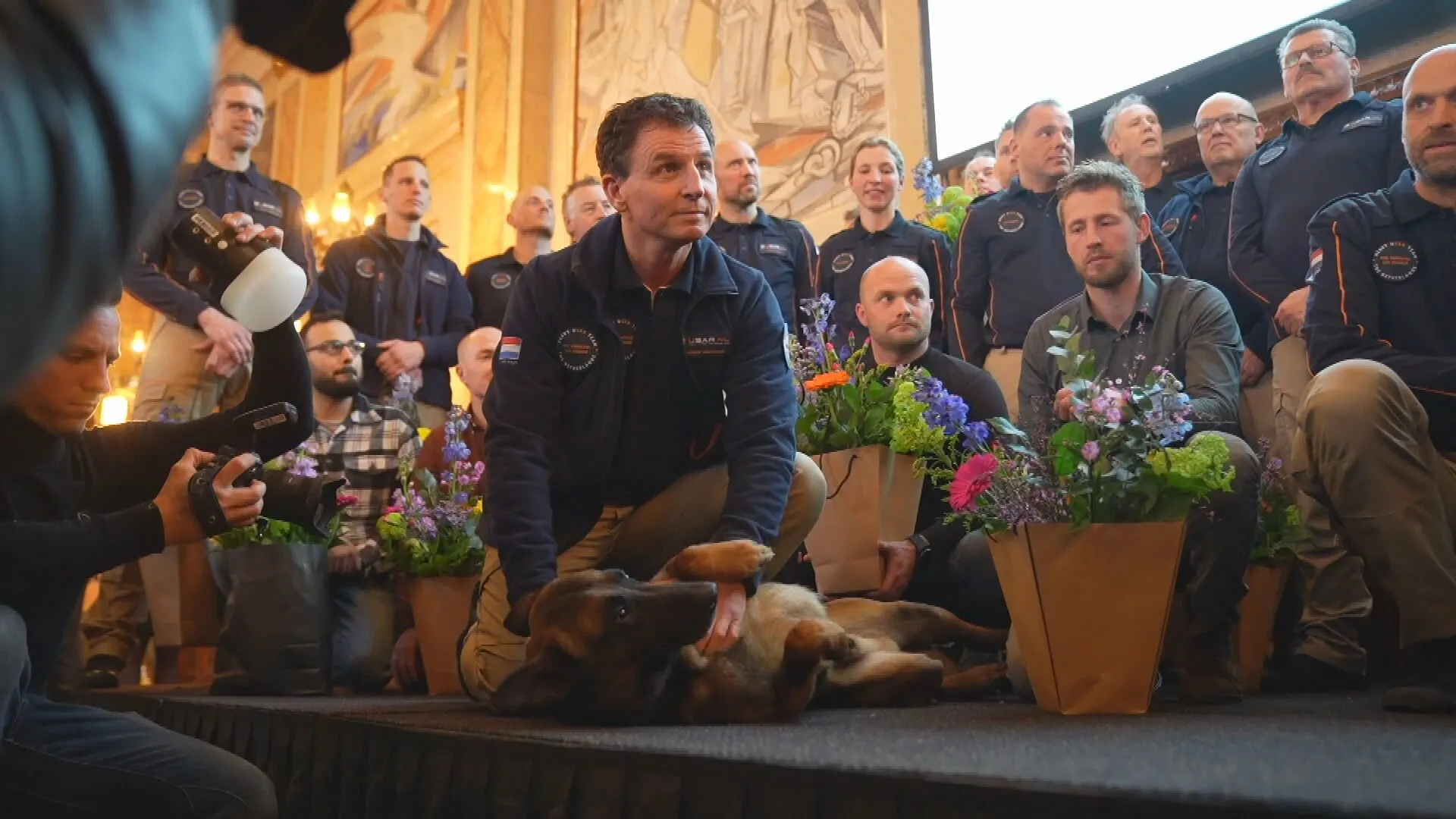 Reddingswerkers- en honden gehuldigd voor inzet in aardbevingsgebied Turkije