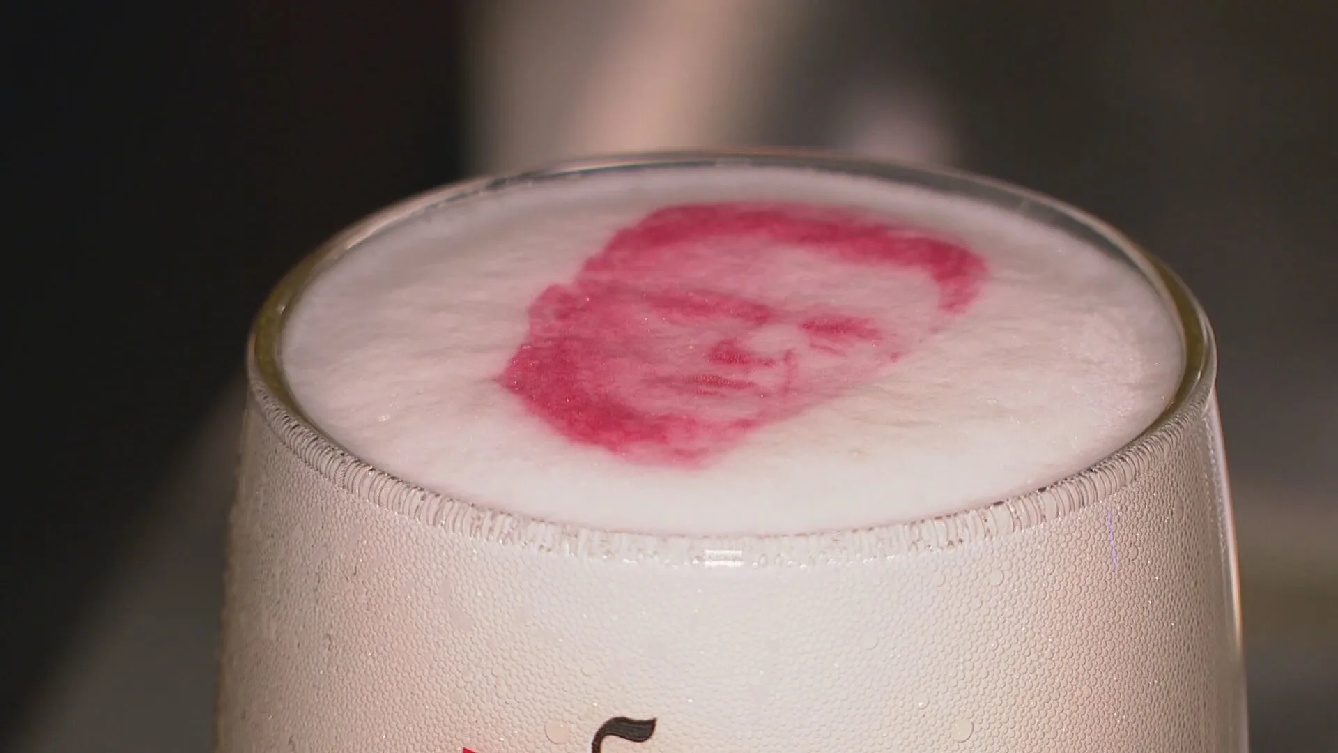 Je favoriete WK-ster in je biertje? Dit café maakt Oranje-gezichten in je schuimkraag