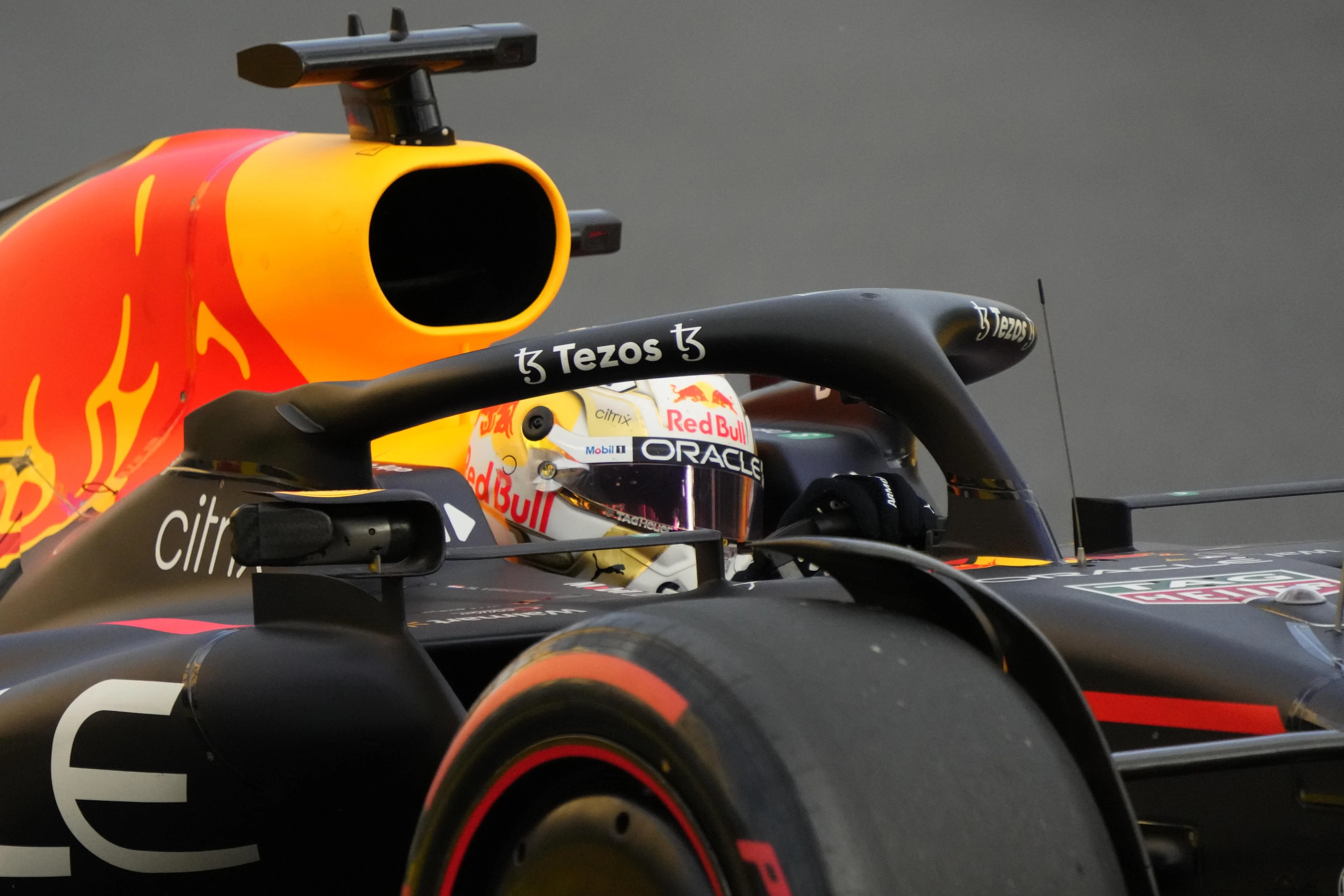 Verstappen wint op superieure wijze in Azerbeidzjan en slaat slag tegen Leclerc