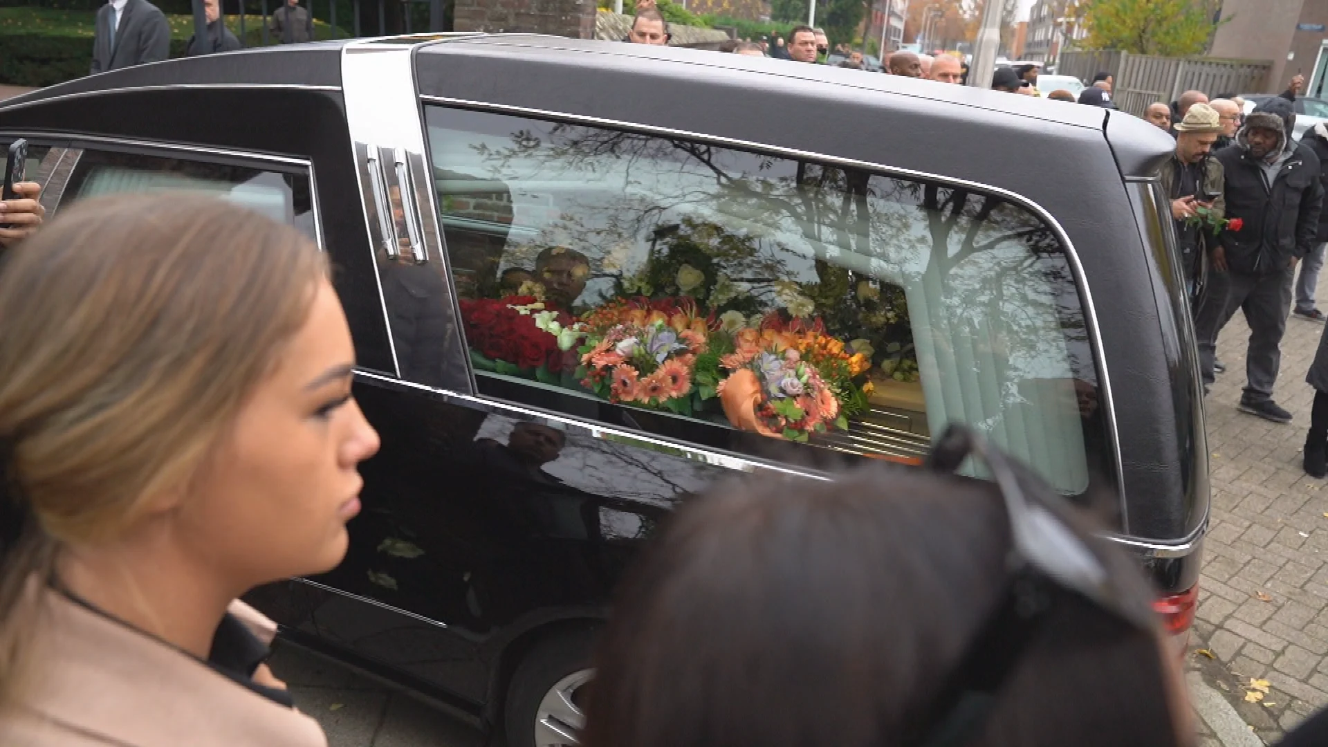 Erehaag van motorrijders bij besloten uitvaart van in Helmond verongelukte Elvis (16)