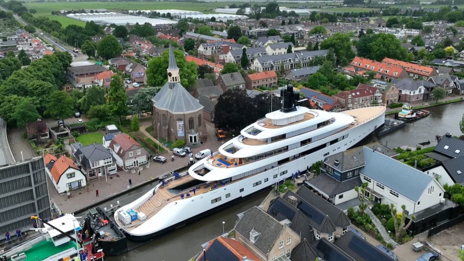 ZIEN: monsterjacht van 101 meter baant zich weg door Woubrugge