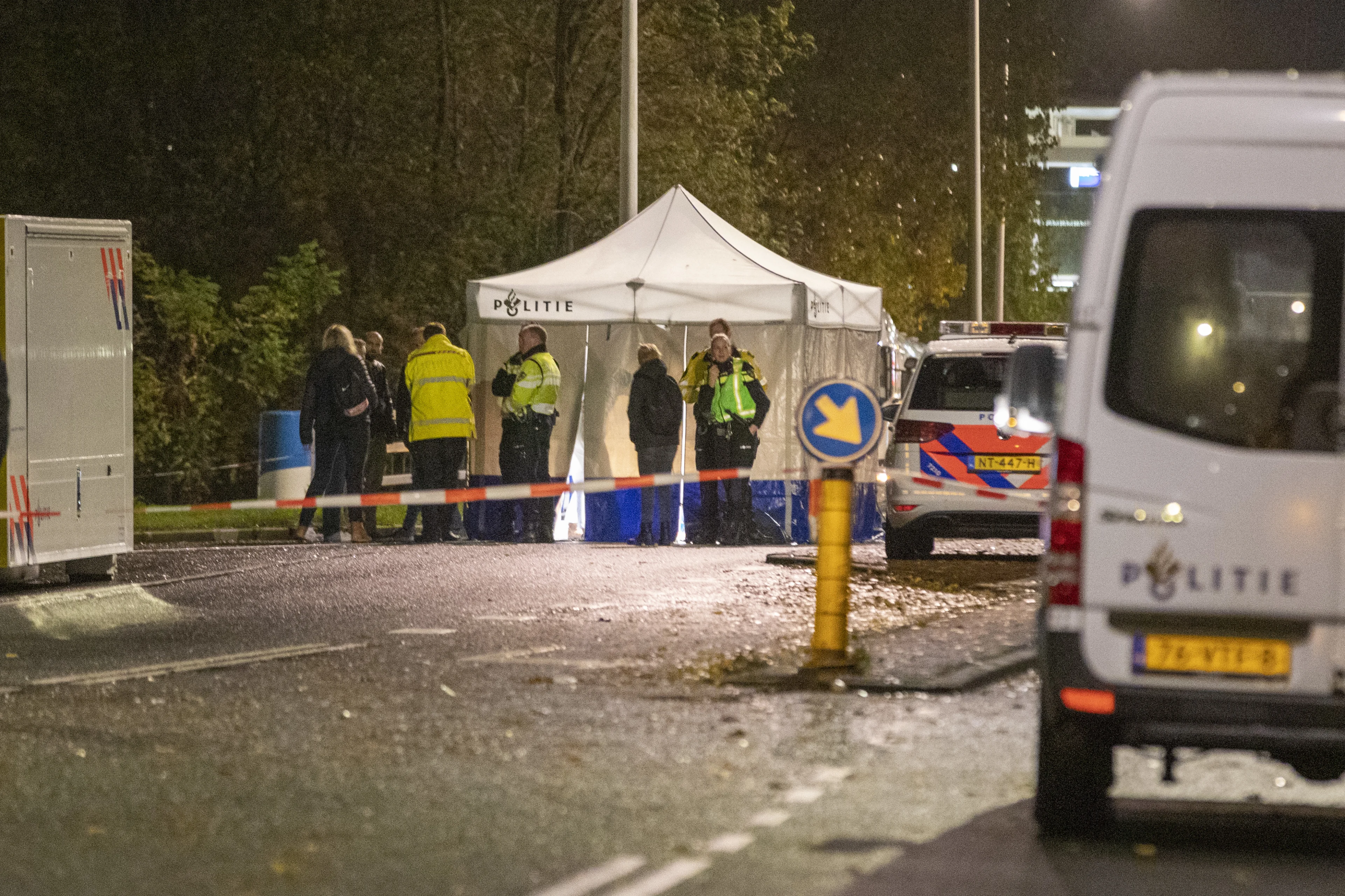 Politie zoekt 'opgepimpte' Golf na vondst dode vrouw op rijbaan in Amsterdam
