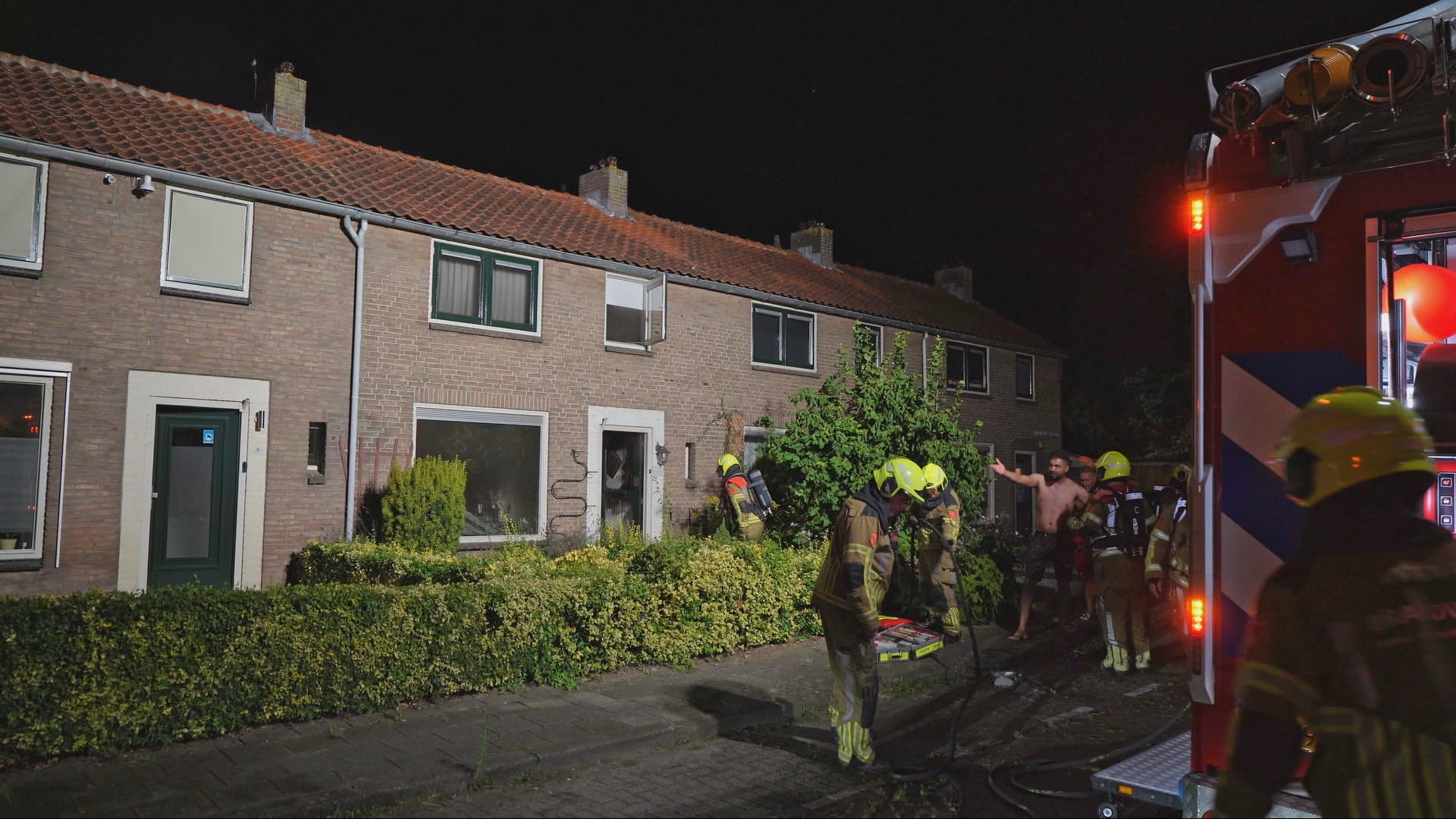 Vrouw bewusteloos uit brandende woning gered in Sleeuwijk