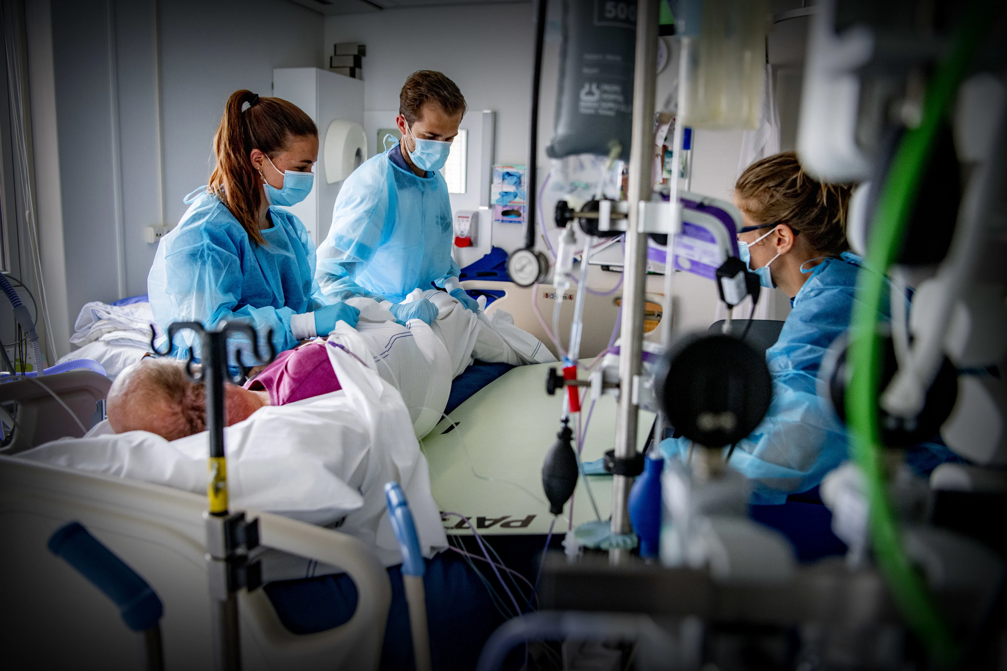 Iets minder coronapatiënten op verpleegafdelingen, meer op de ic's