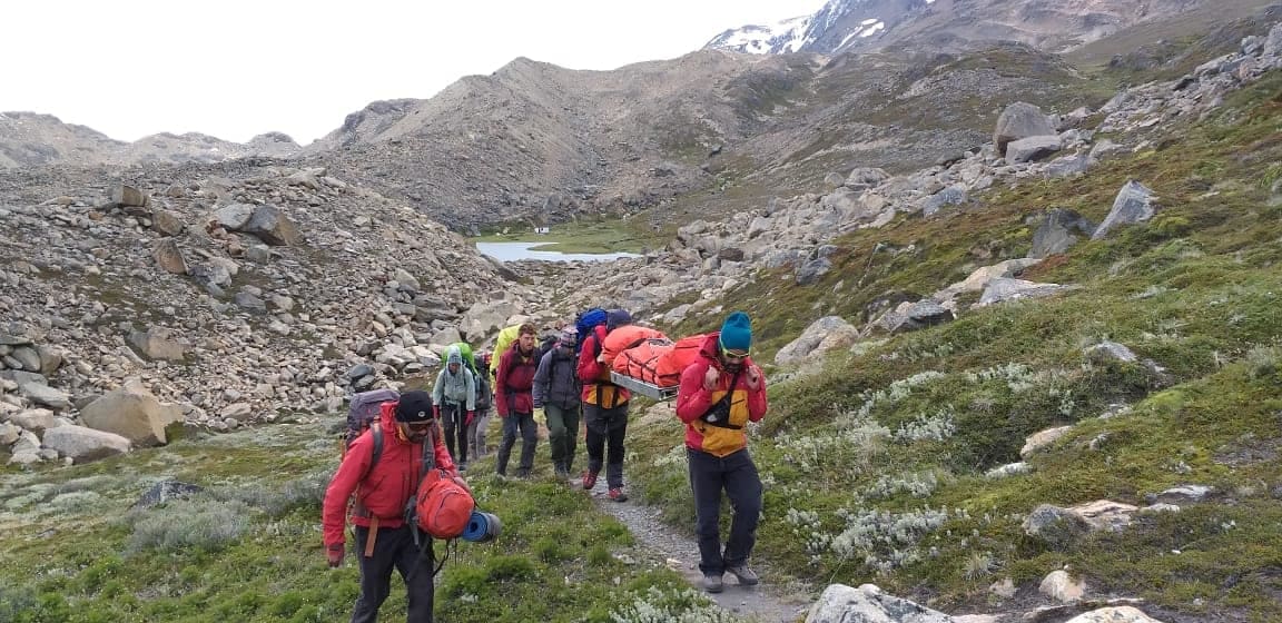 Nederlandse Eva op schouders van hulpverleners gered van Argentijnse berg