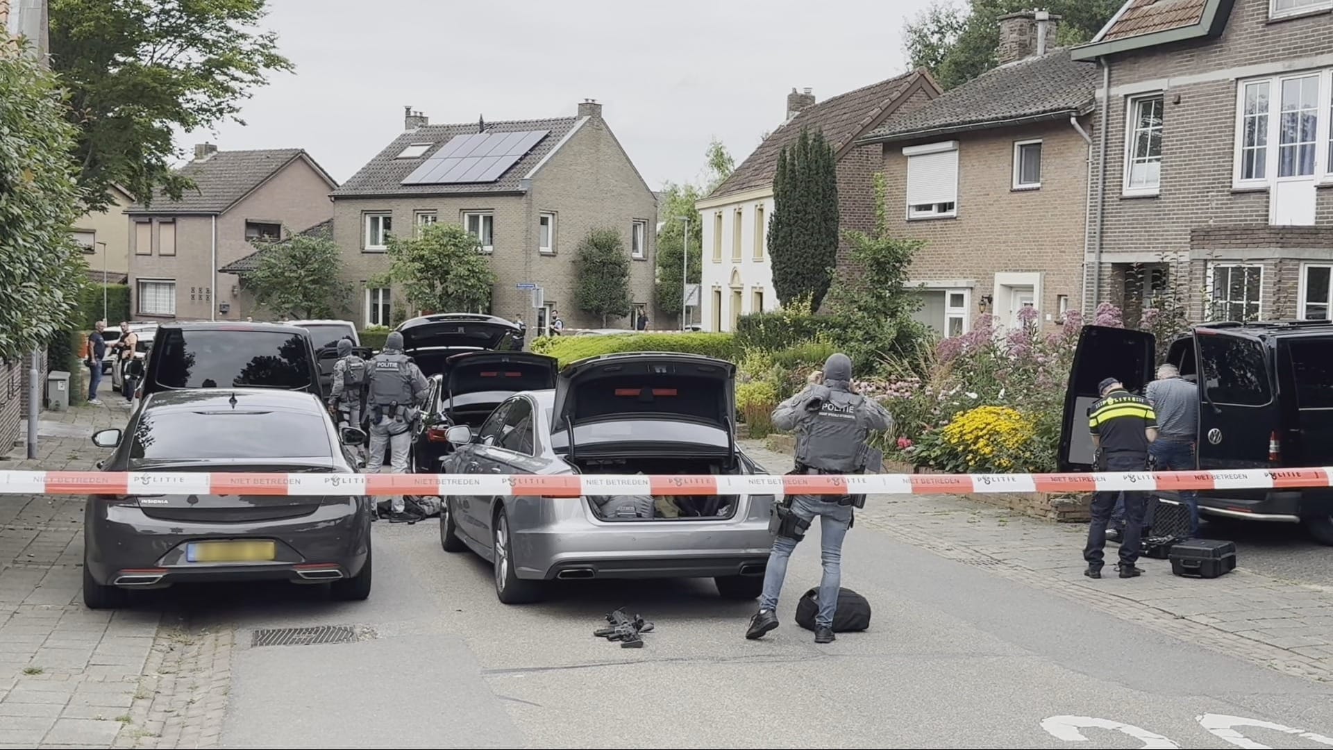Man dreigt met wapens, politie ontruimt woningen in Hulsberg