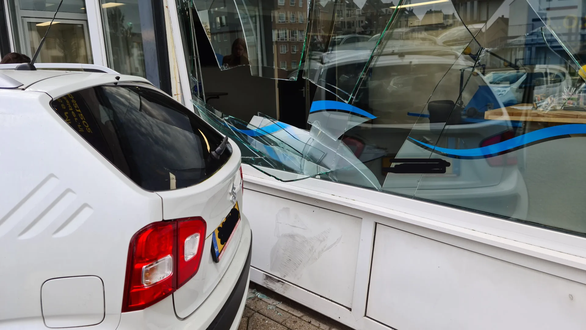 VIDEO: Auto rijdt studio van lokale omroep binnen tijdens live radio-uitzending