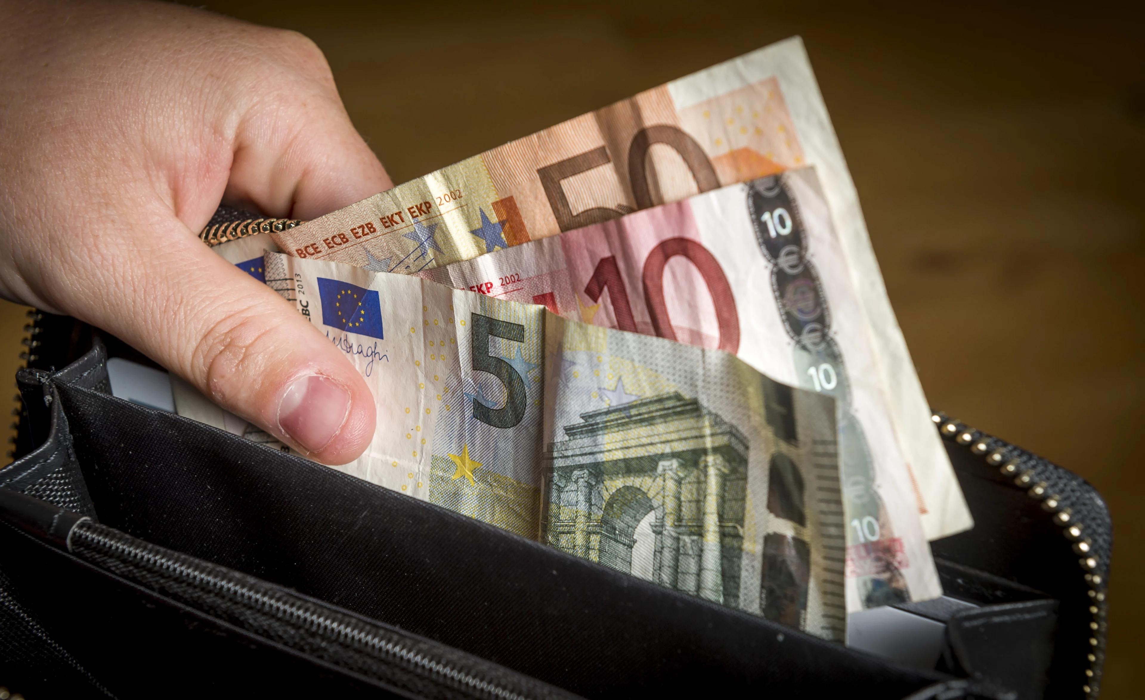 Nederlanders met minimumloon houden in 2026 meer geld over