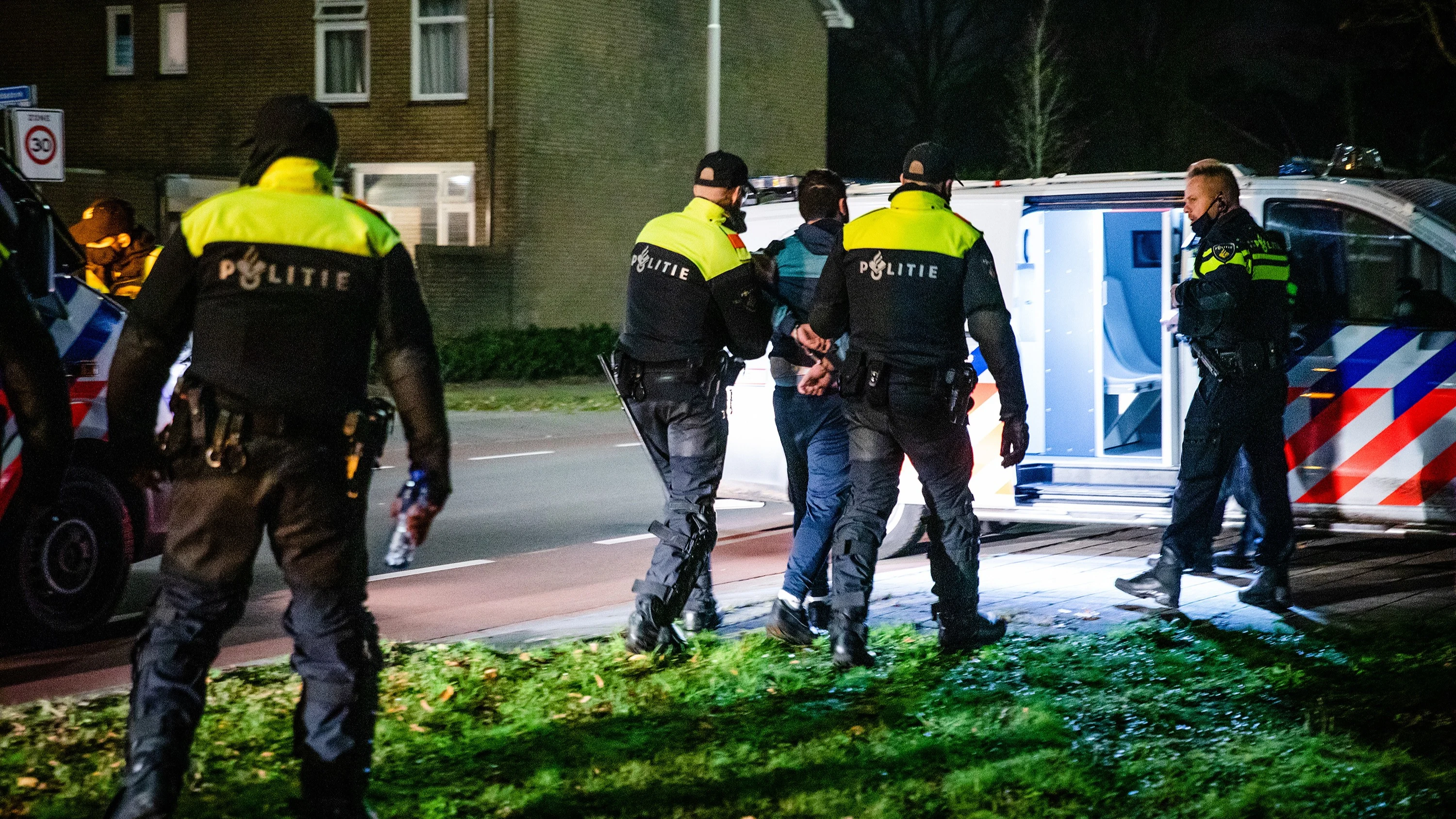 Roosendaal verbiedt gezichtsbedekking in strijd tegen vuurwerk