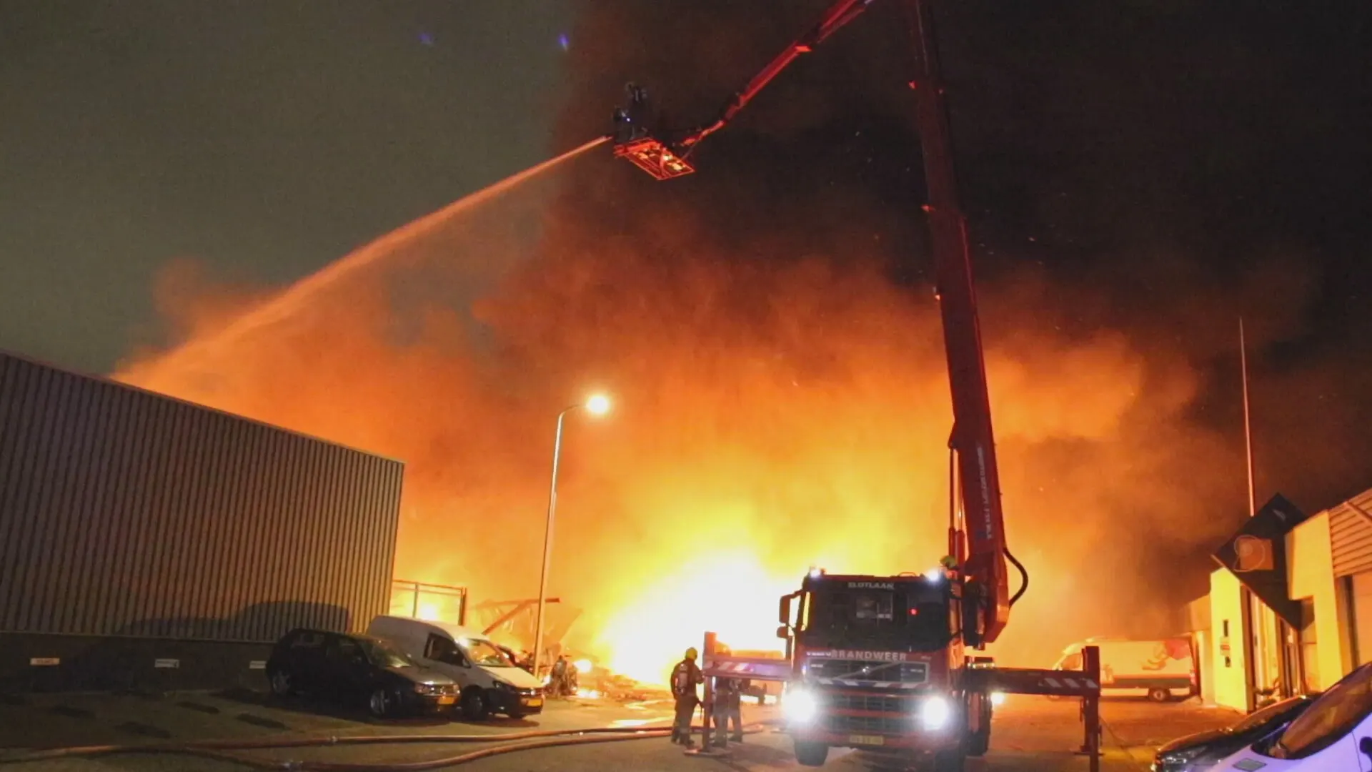Twee gewonden bij grote brand bij scooterbedrijf in Capelle aan den IJssel
