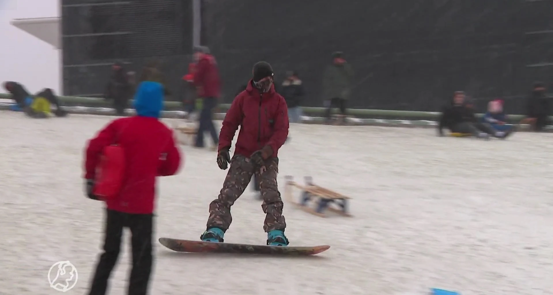 Sneeuwpret op Museumplein in Amsterdam: 'Hopen dat het blijft liggen'