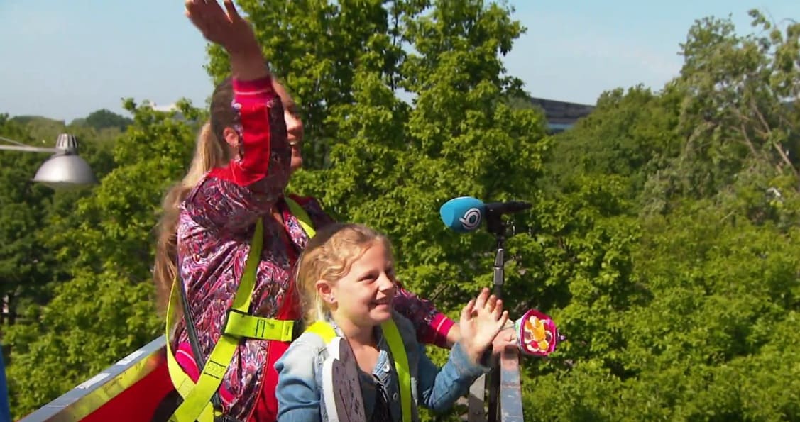 Eline stapt op hoogwerker en ziet haar zieke vriendinnetje Julie na weken weer: 'Super fijn!'