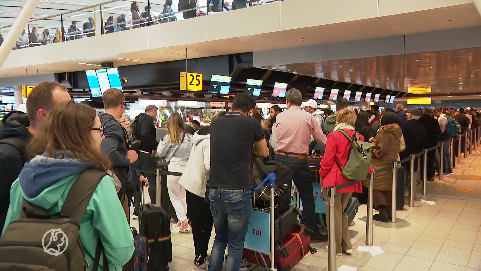 Reisorganisaties en klanten mijden Schiphol: 'Ook de komende dagen urenlange rijen'