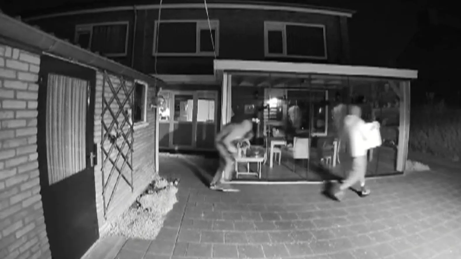 Apeldoornse oma Aartje (81) ziet op vakantie via camera hoe inbrekers huis leegroven