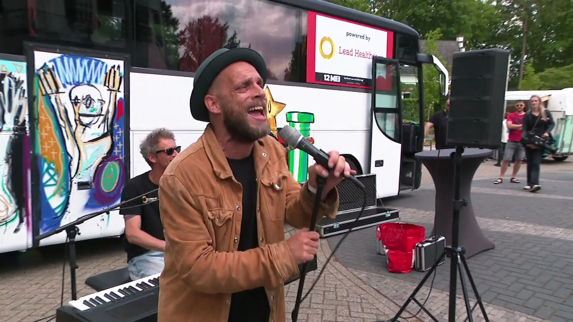 Zorghelden na loeizware coronaperiode in het zonnetje gezet op 'Dag van de Zorg'