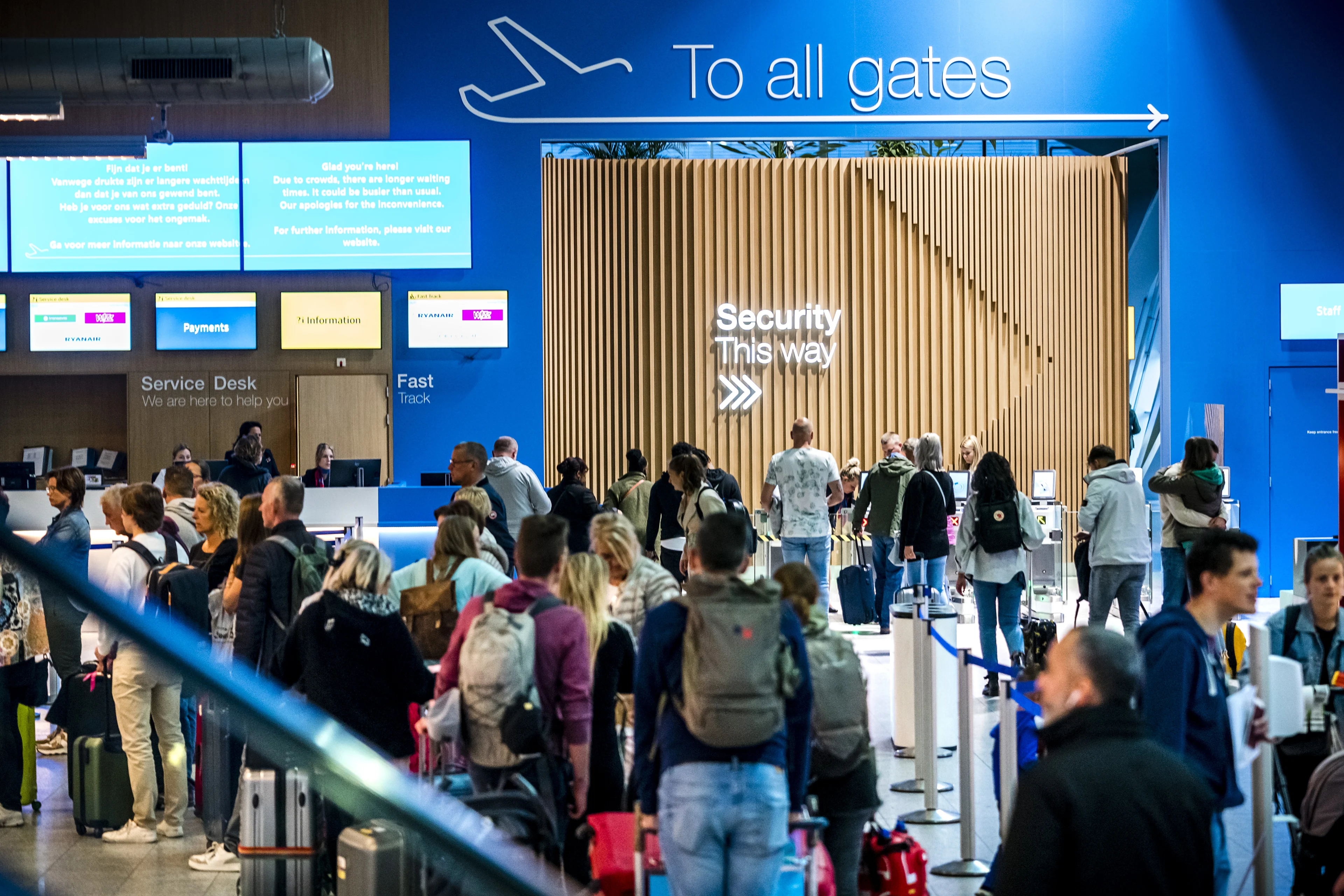 Eindhoven Airport nu ook de klos: lange rijen voor de vertrekhal