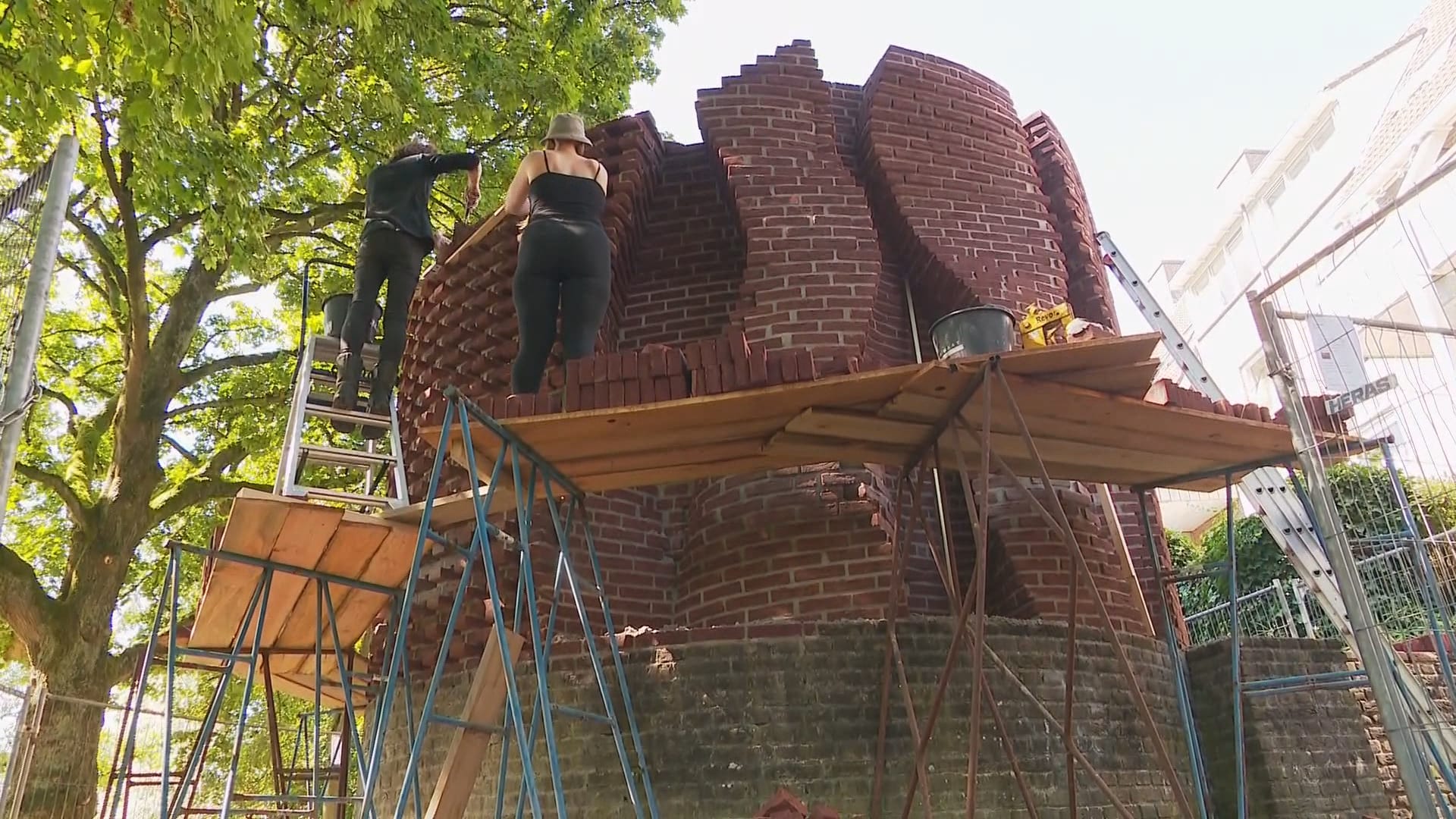 Bewoners boos om bakstenen kunstwerk in Amersfoort: 'Het is een lelijke steenpuist'