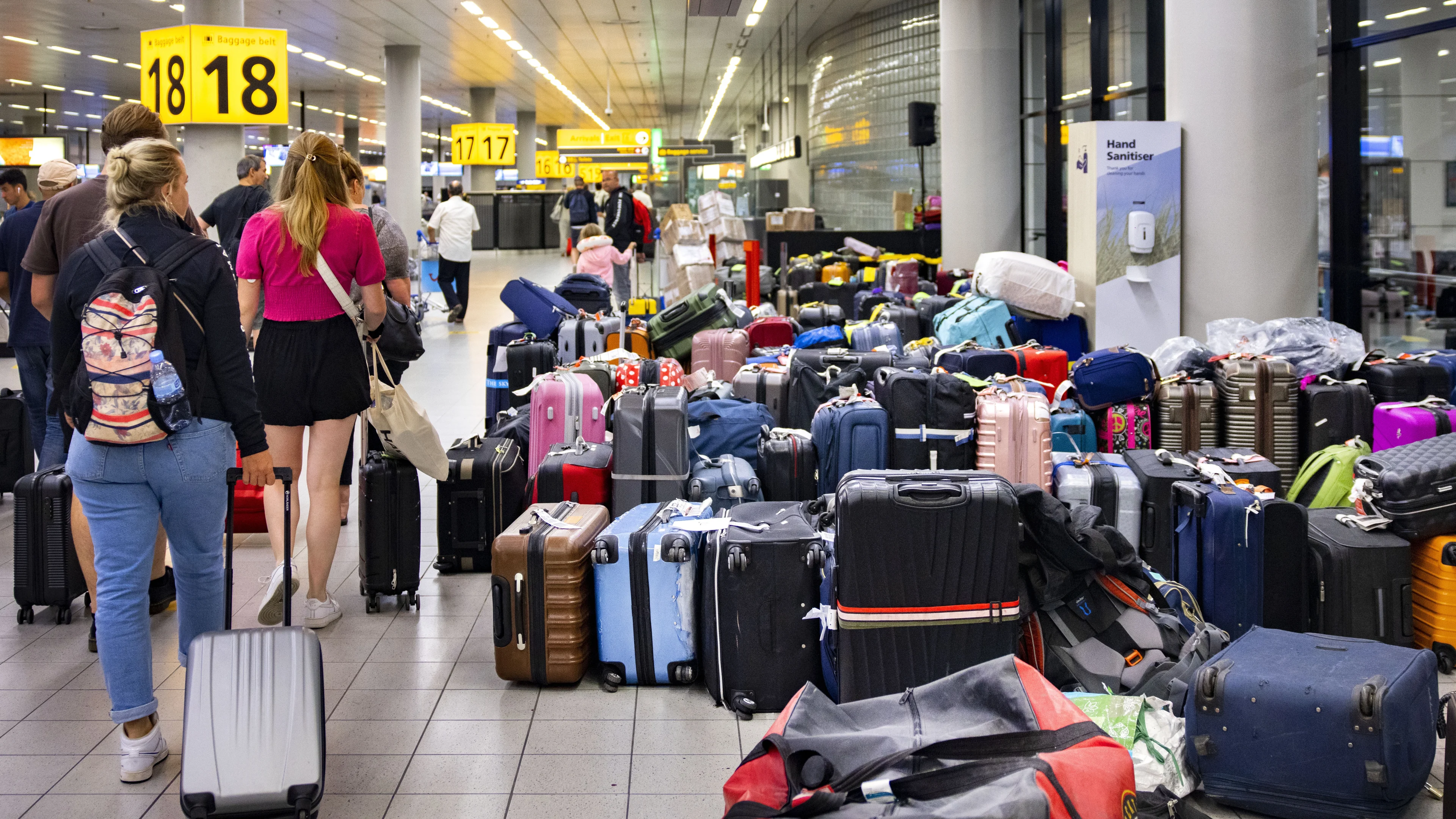 Nog steeds verweesde koffers op Schiphol, wel 'aanzienlijk minder'
