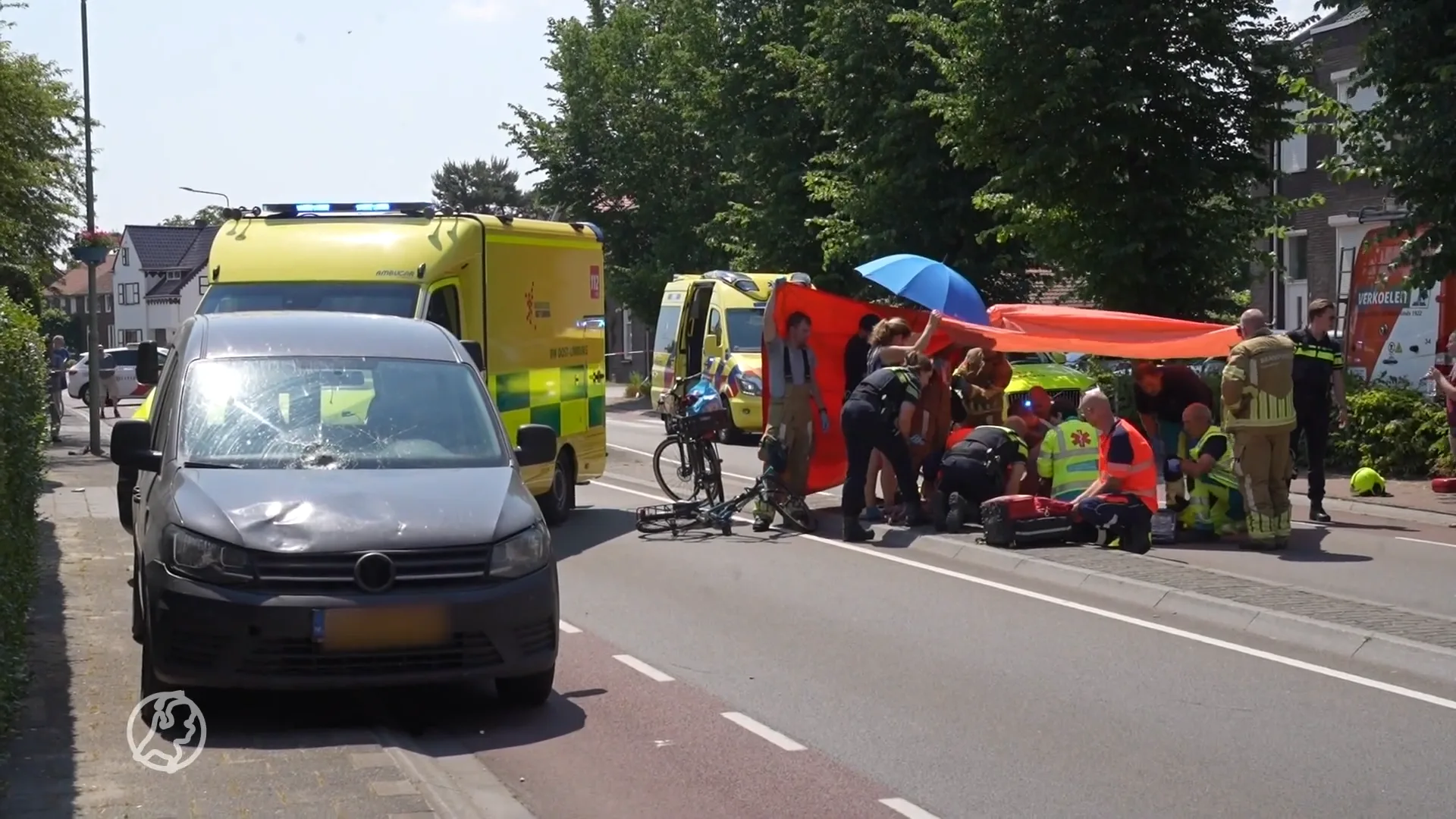 Jongen komt hard ten val en raakt zwaargewond bij heftig ongeluk met auto