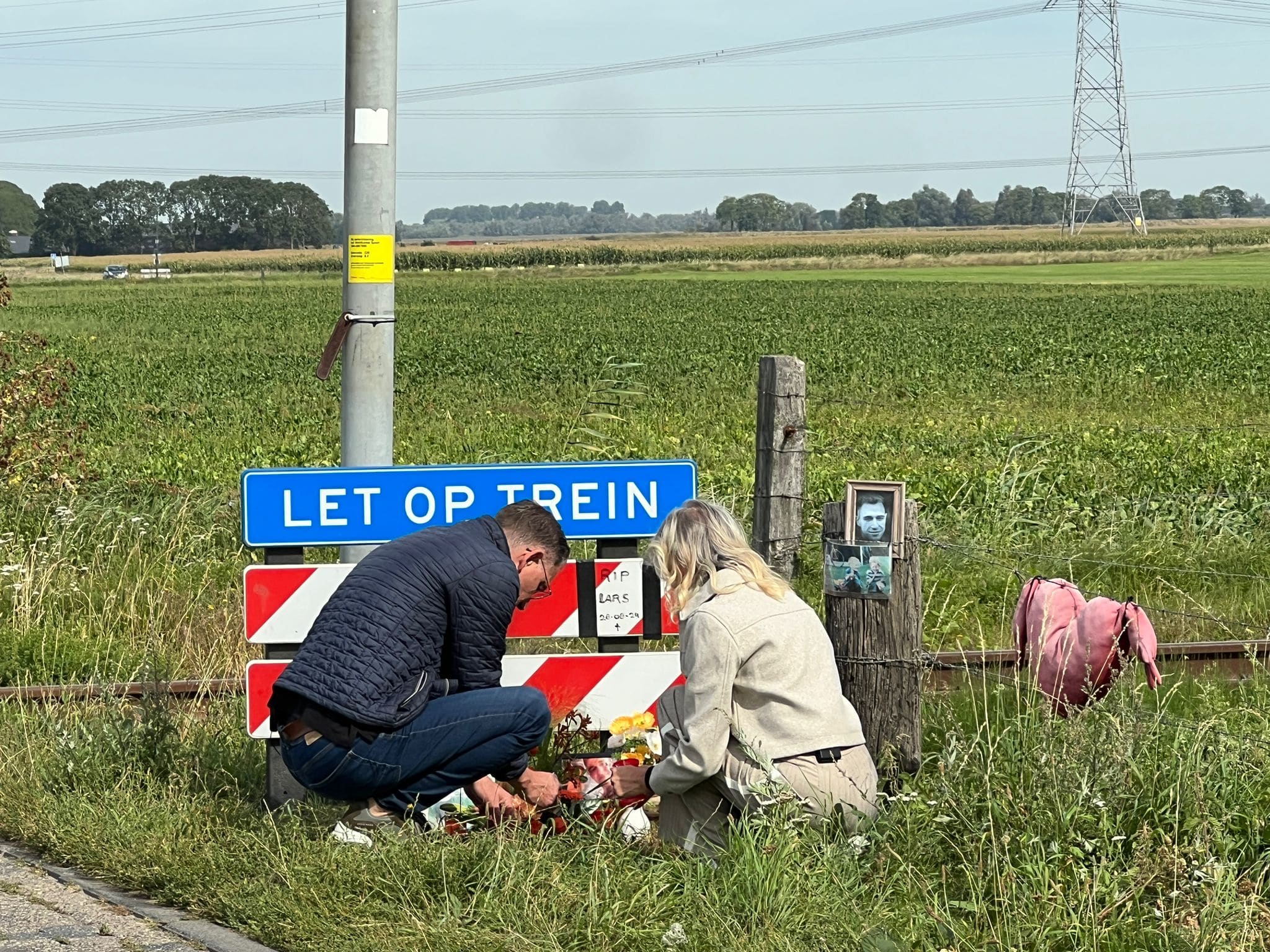 Herdenking voor omgekomen machinist Lars (25): familie wil veiligere spoorwegovergangen