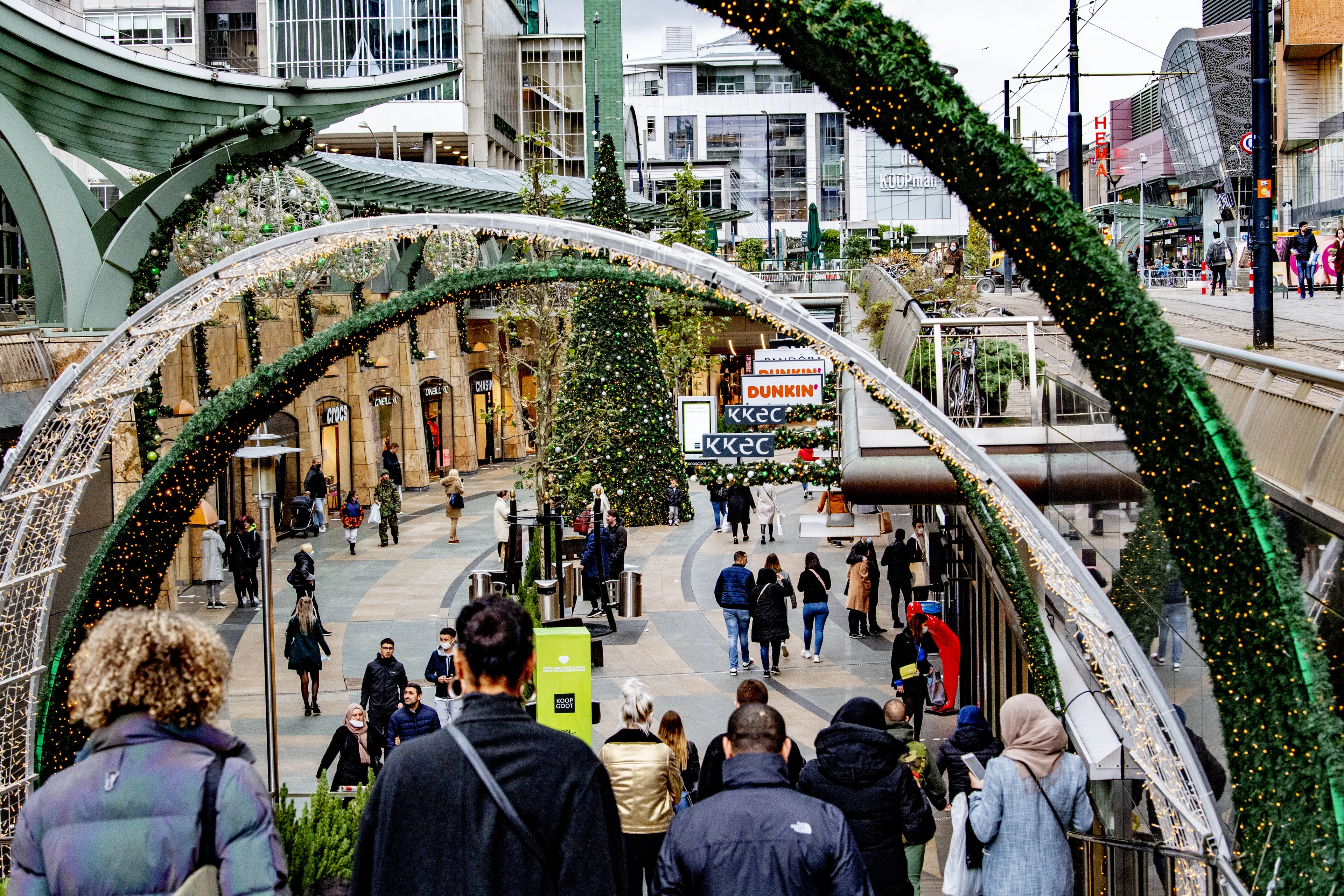 'Nederlanders doen decemberaankopen liefst nog gewoon in de winkel'