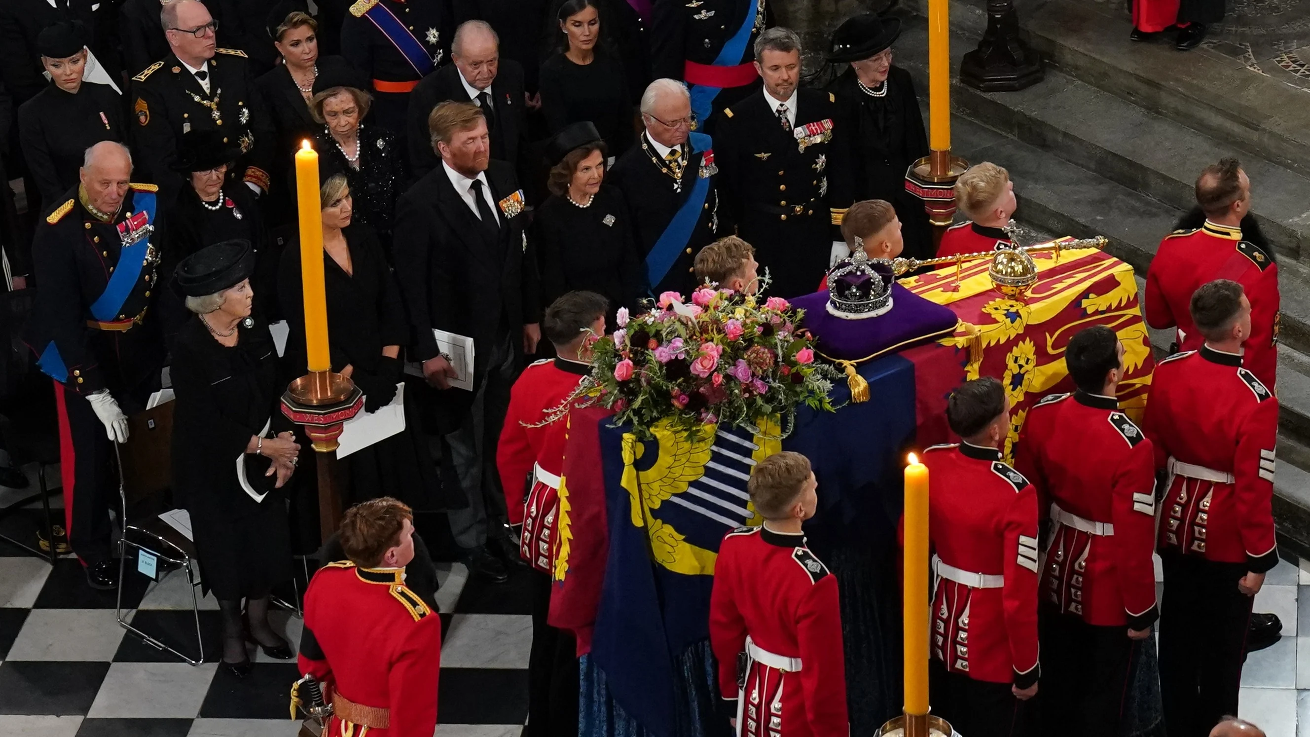 Willem-Alexander, Máxima en Beatrix op eerste rij bij uitvaart koningin Elizabeth
