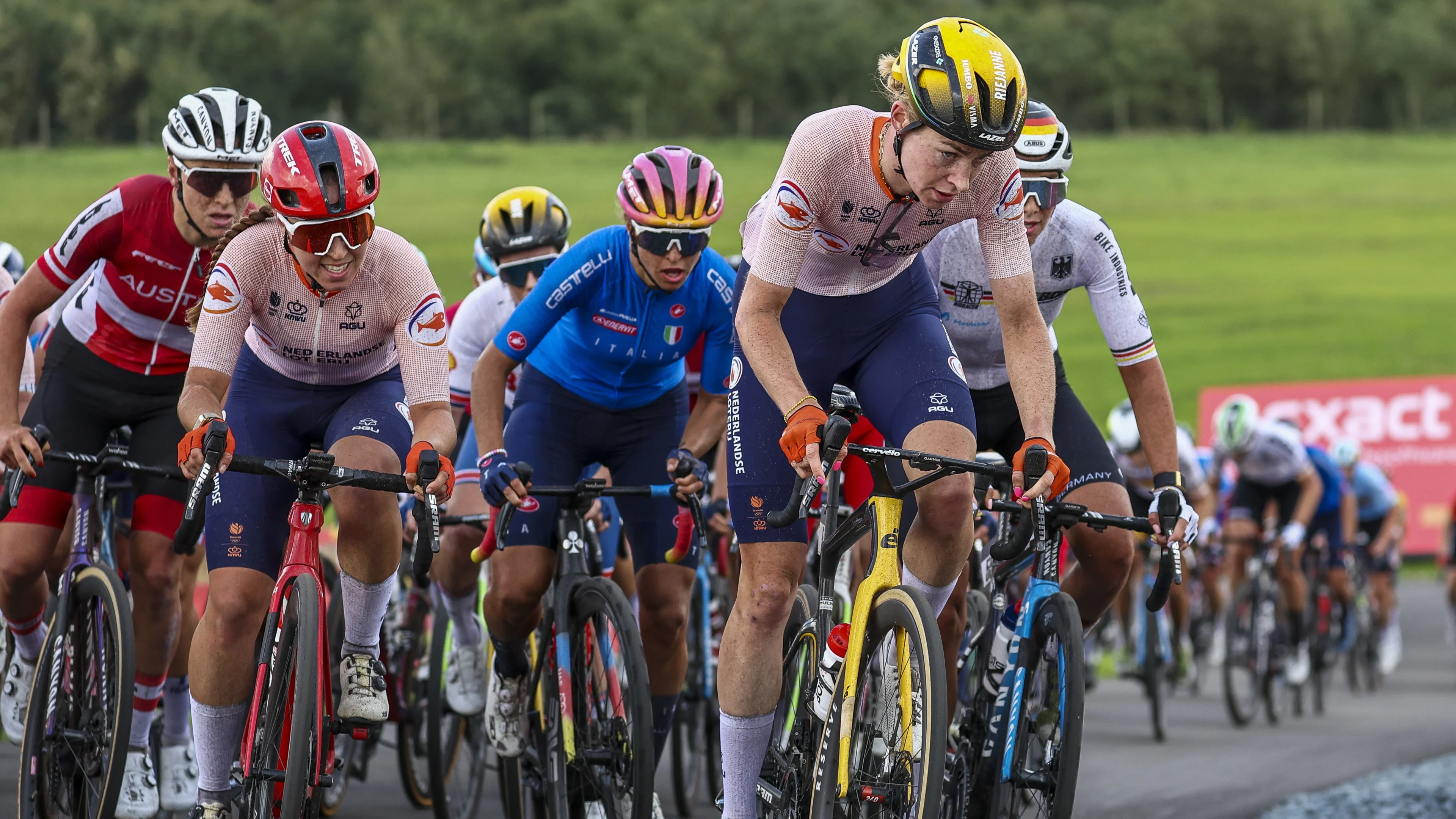Oeps: politie stuurt wielrensters EK per ongeluk de verkeerde kant op