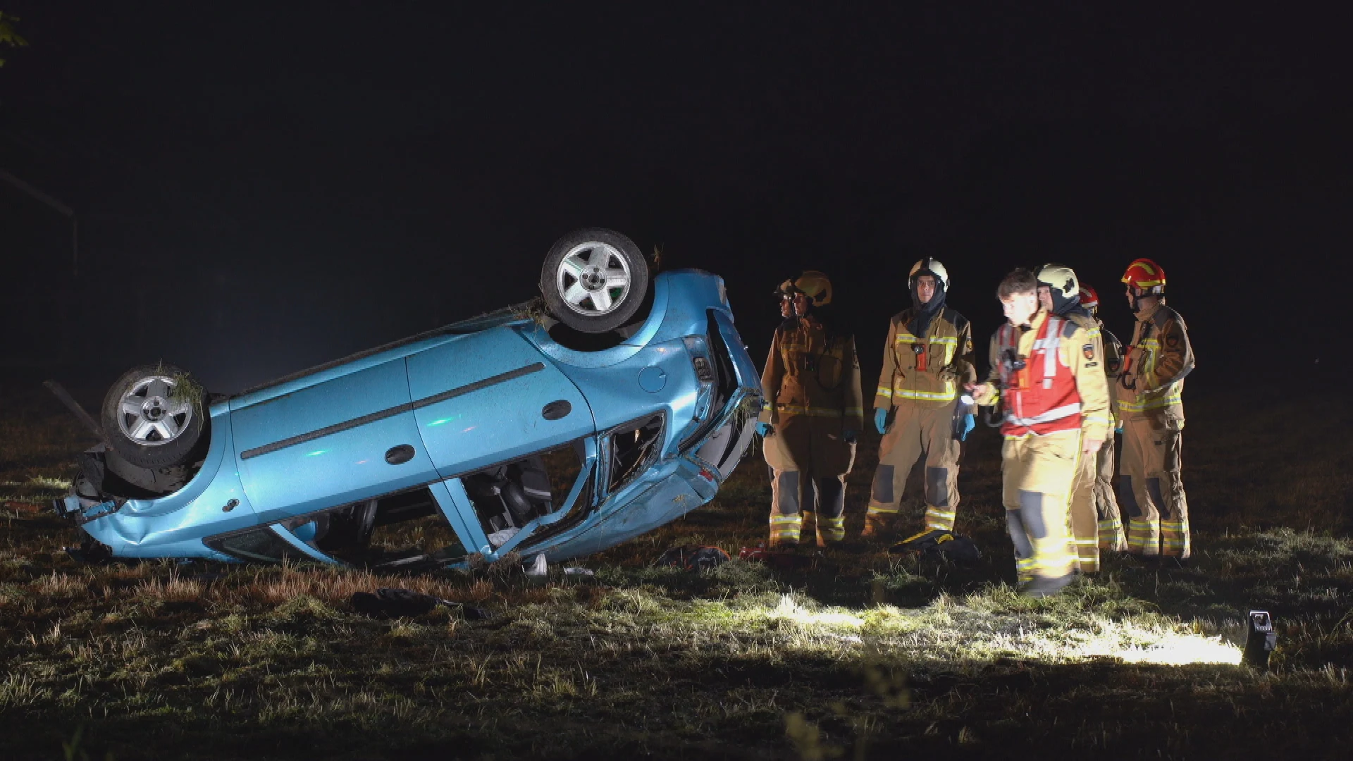 Auto met vier inzittenden belandt op de kop bij zwaar ongeval, twee zwaargewonden