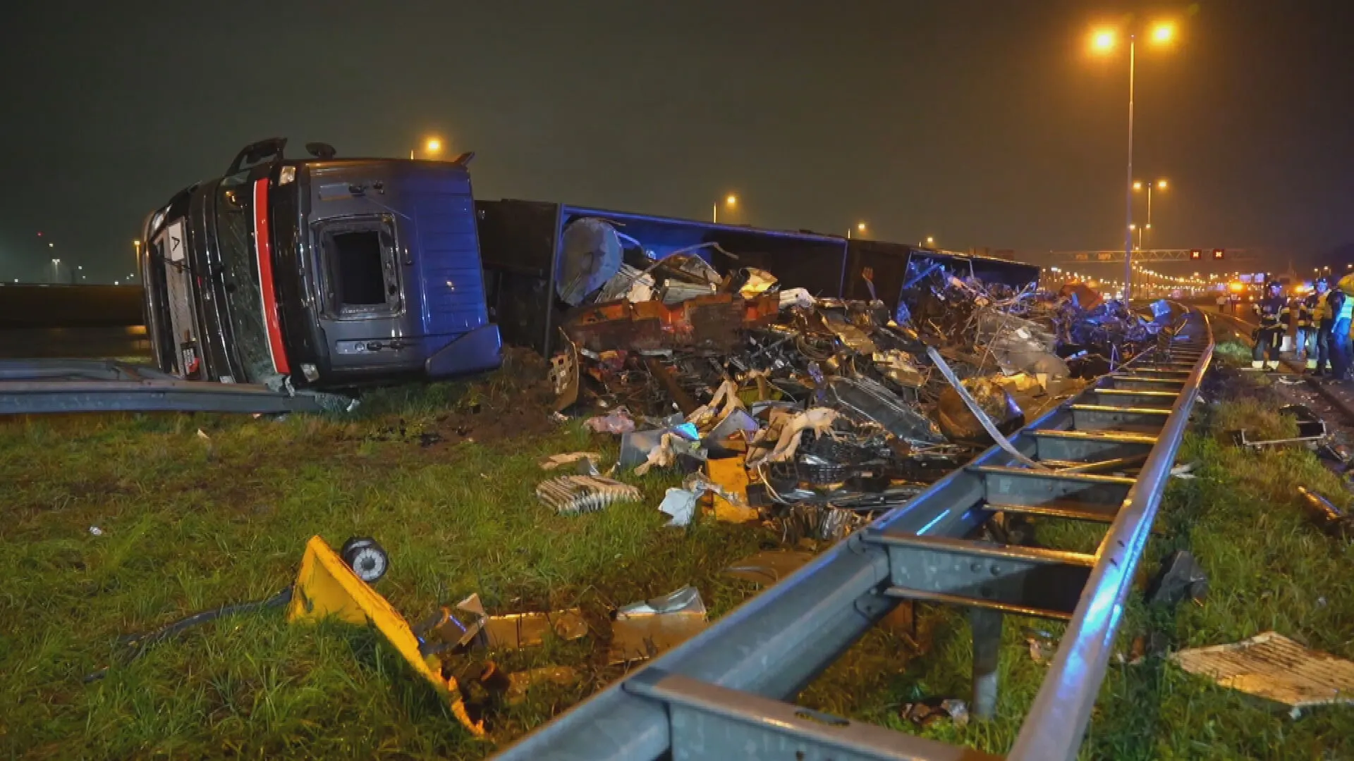 A15 dicht bij knooppunt Benelux door gekantelde truck