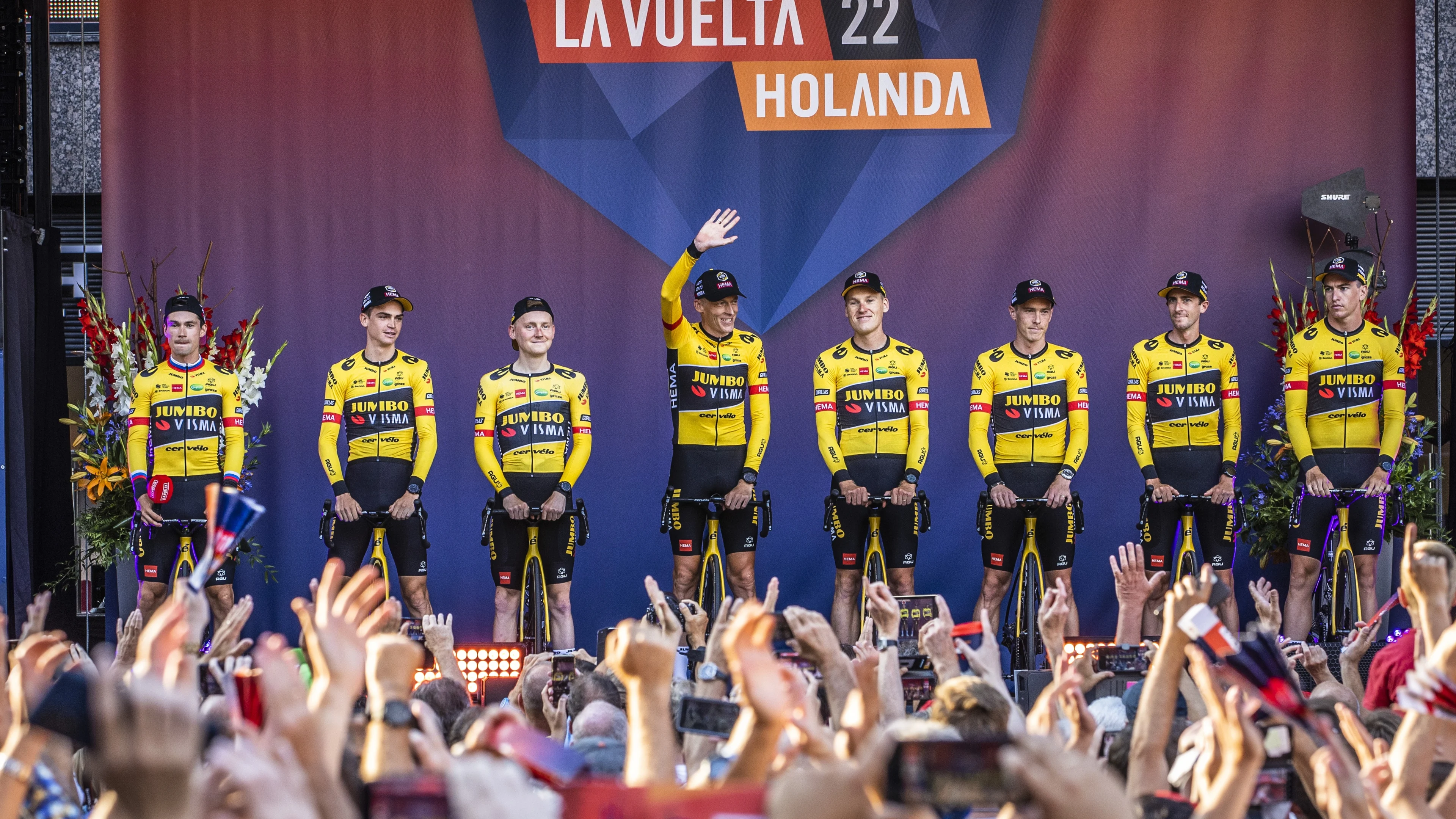 Direct oranje boven in Vuelta: Robert Gesink leidt na winst in ploegentijdrit