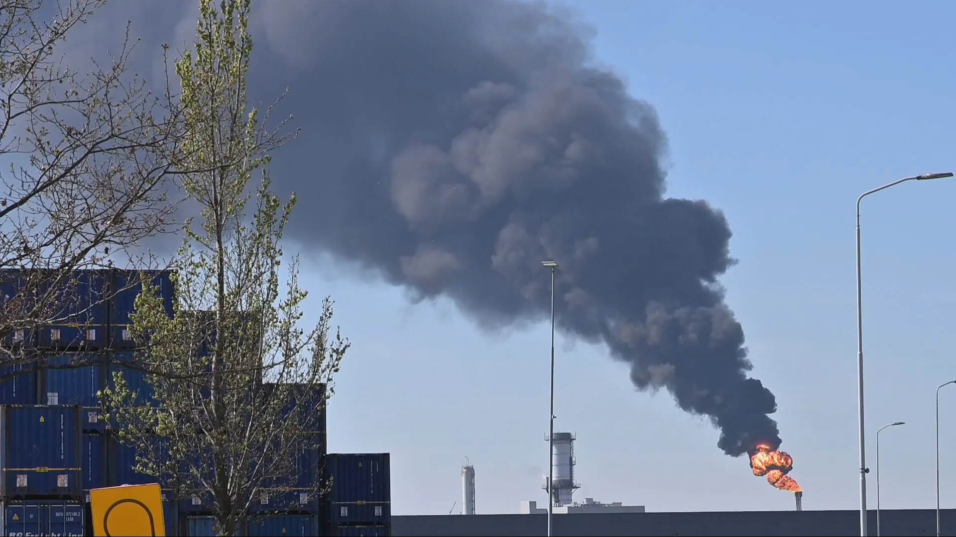Rookpluimen boven Moerdijk: storing bij Shell zorgt voor paniek