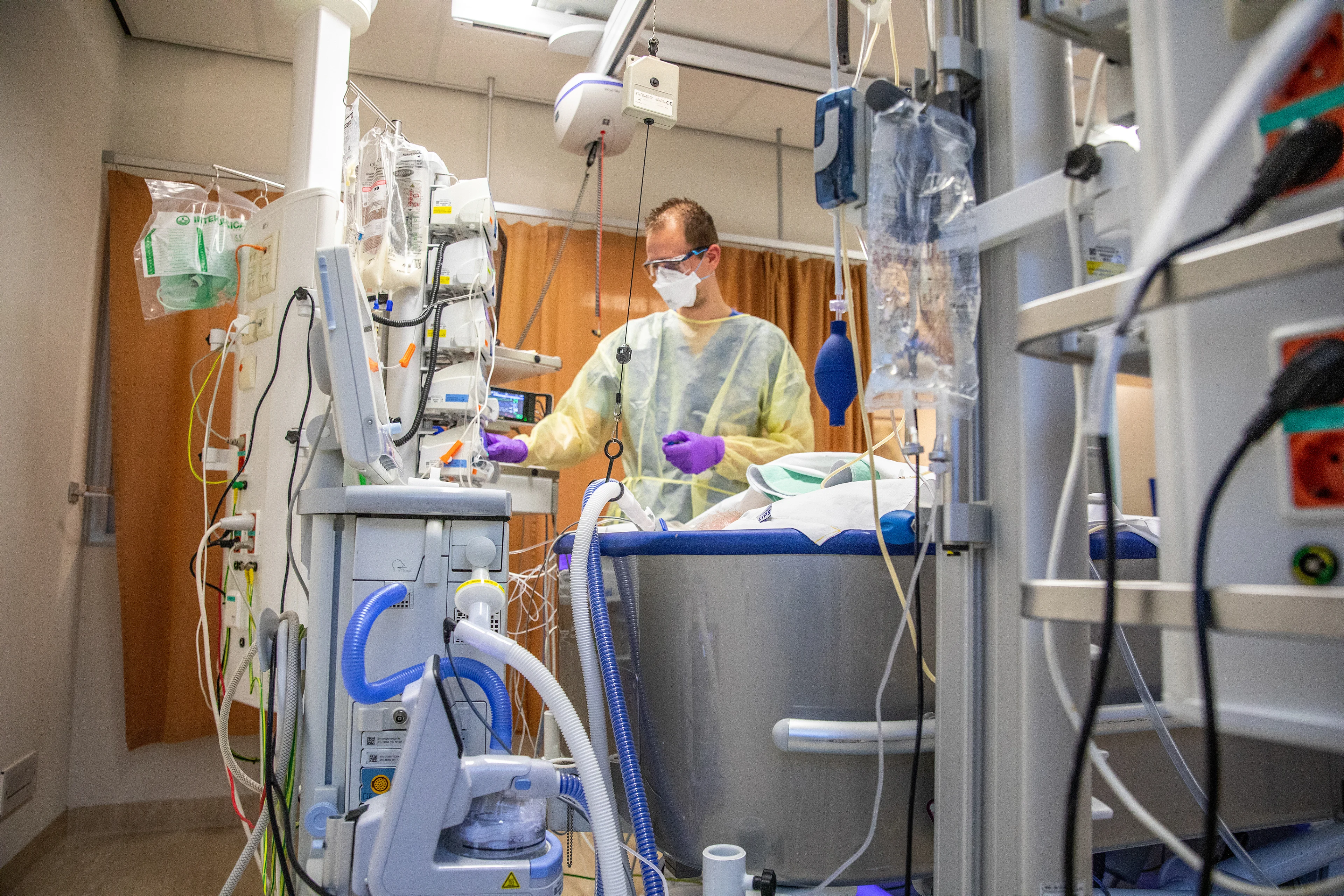 Opnieuw meer coronapatiënten in ziekenhuizen maar laagste aantal besmettingen in twee weken