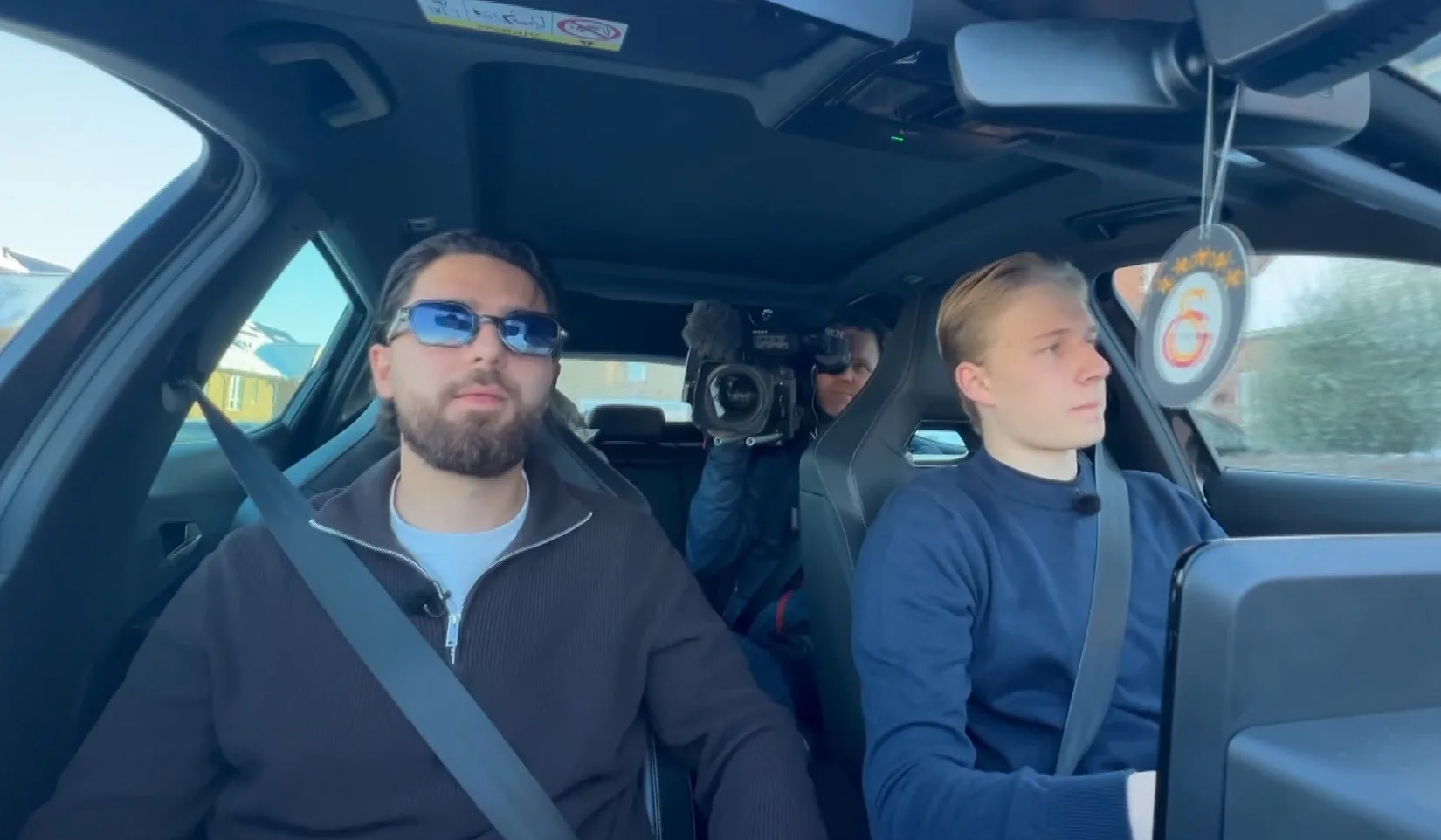 Sneeuw legt rijexamens stil, maar rijinstructeur Turan rijdt door: 'Juist nu oefenen'