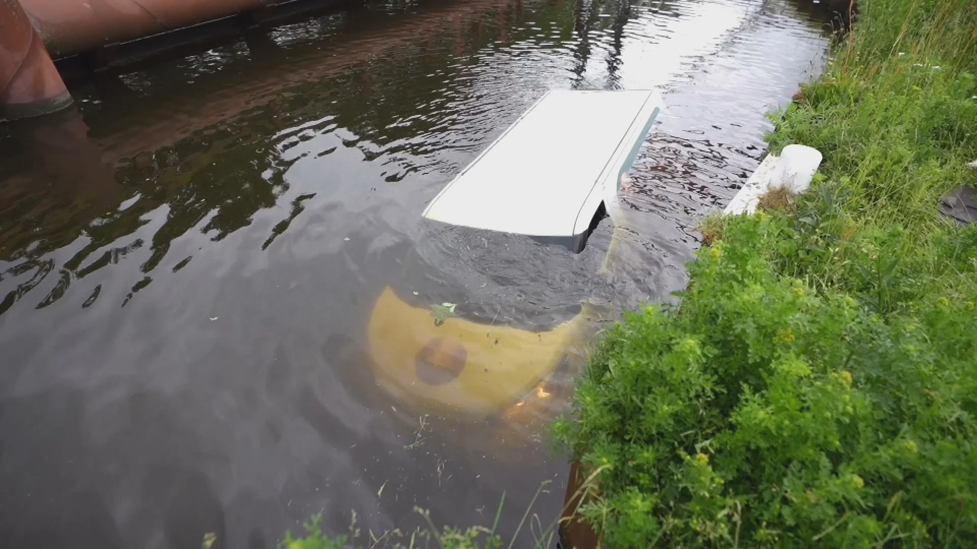 Tweede voertuig in week tijd in kanaal: 'Remmen deden het niet'