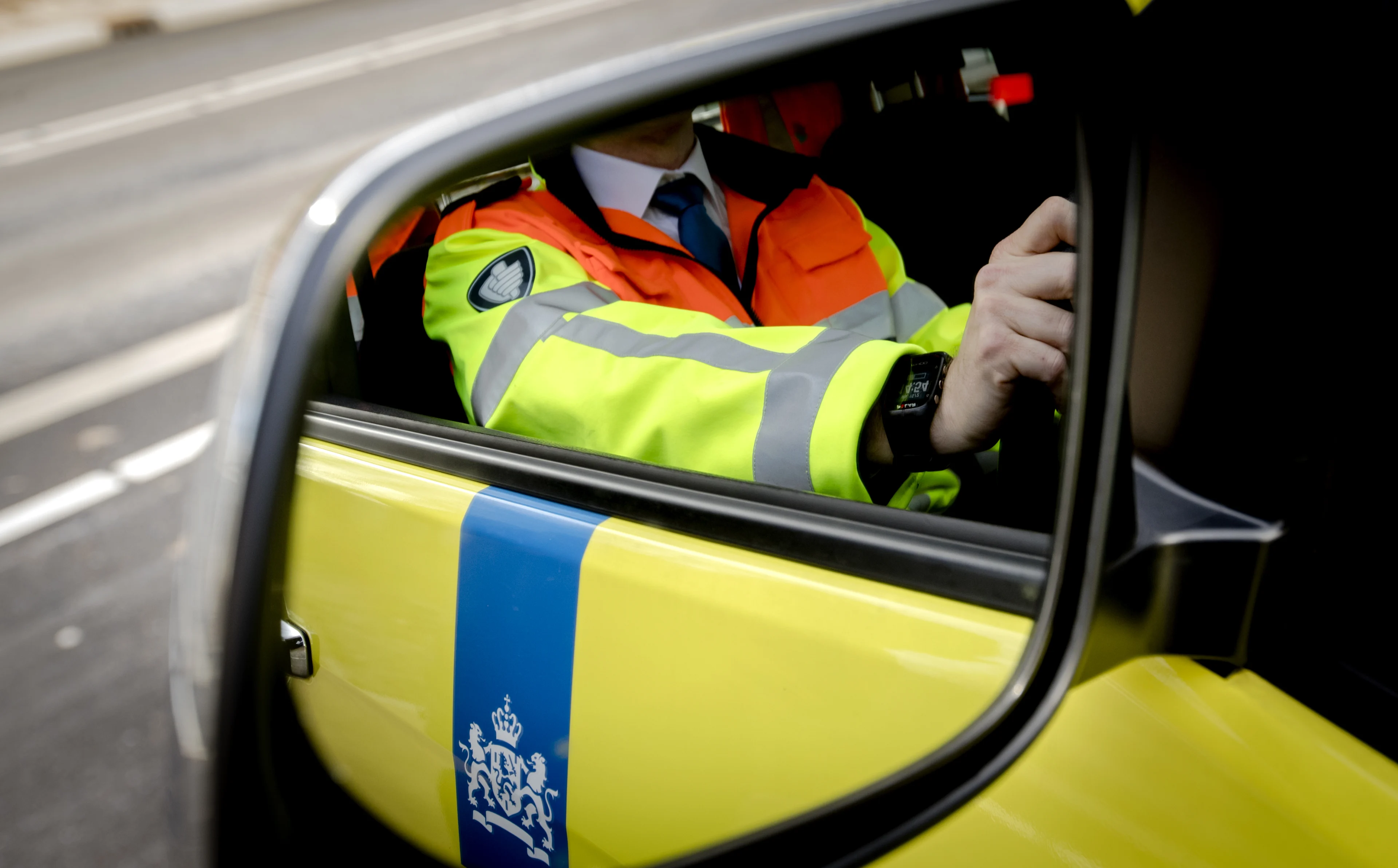 A73 gedeeltelijk dicht nadat vrachtwagen cement heeft verloren