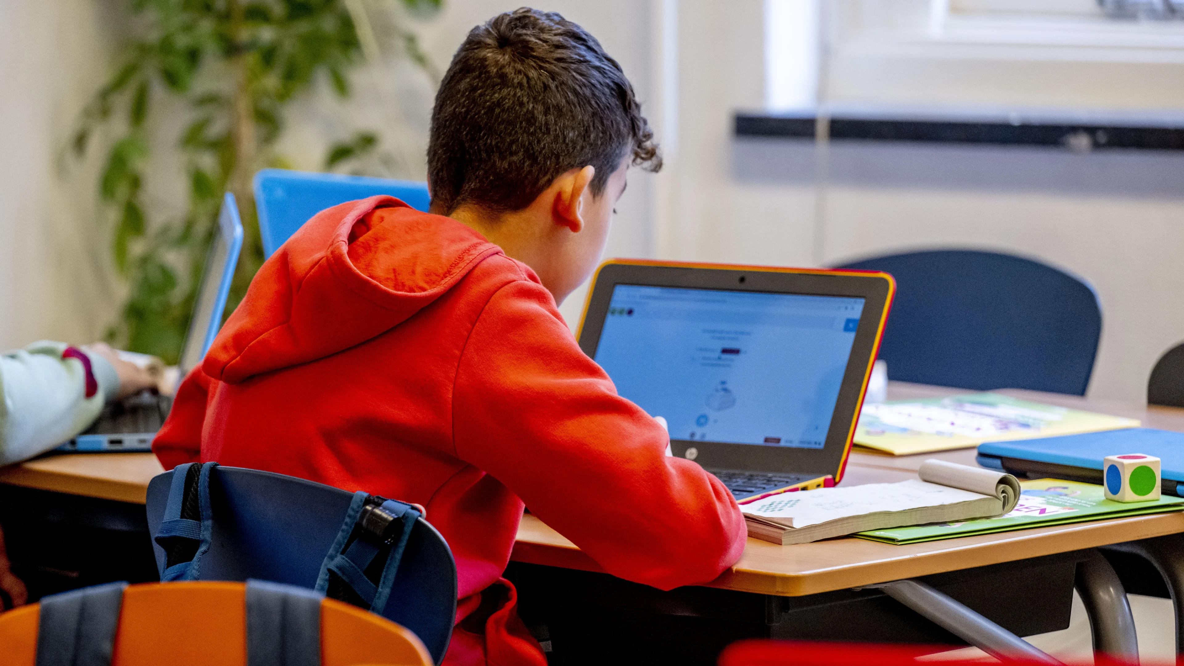 Docenten in actie tegen kabinetsplannen: 'Snijden in bètavakken funest voor Nederland'