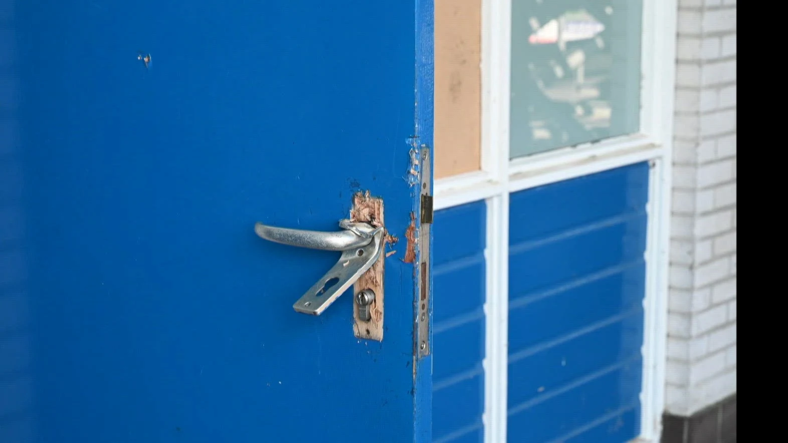 Stelletje breekt in bij voetbalkantine om te frituren en te vernielen