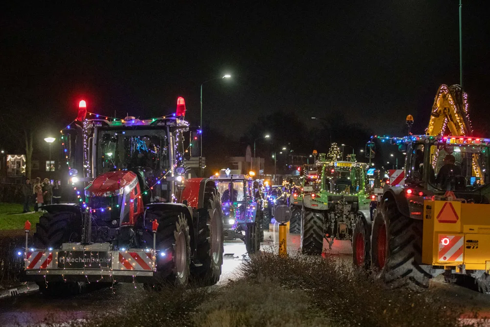 Lichtjestocht door Eemland: tientallen versierde trekkers verlichten straten
