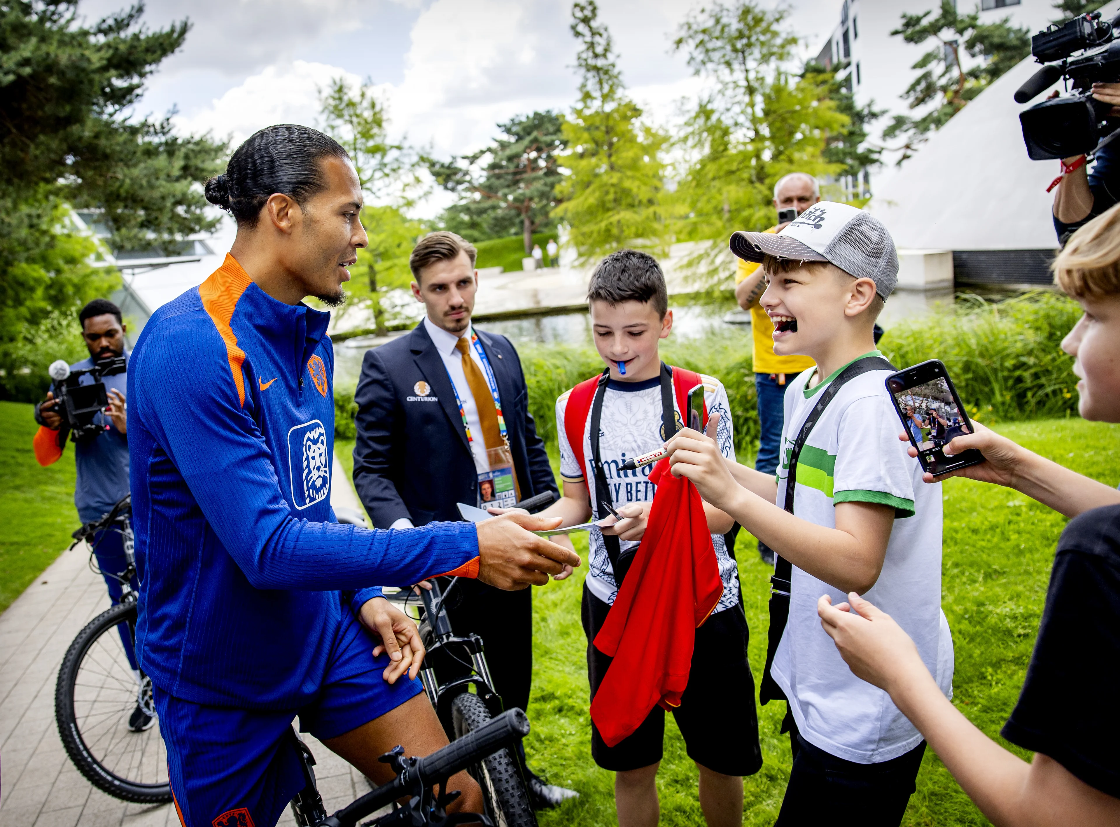 Persconferentie Nederlands Elftal: Van Dijk ontmoet fans, Weghorst wil basisplaats 
