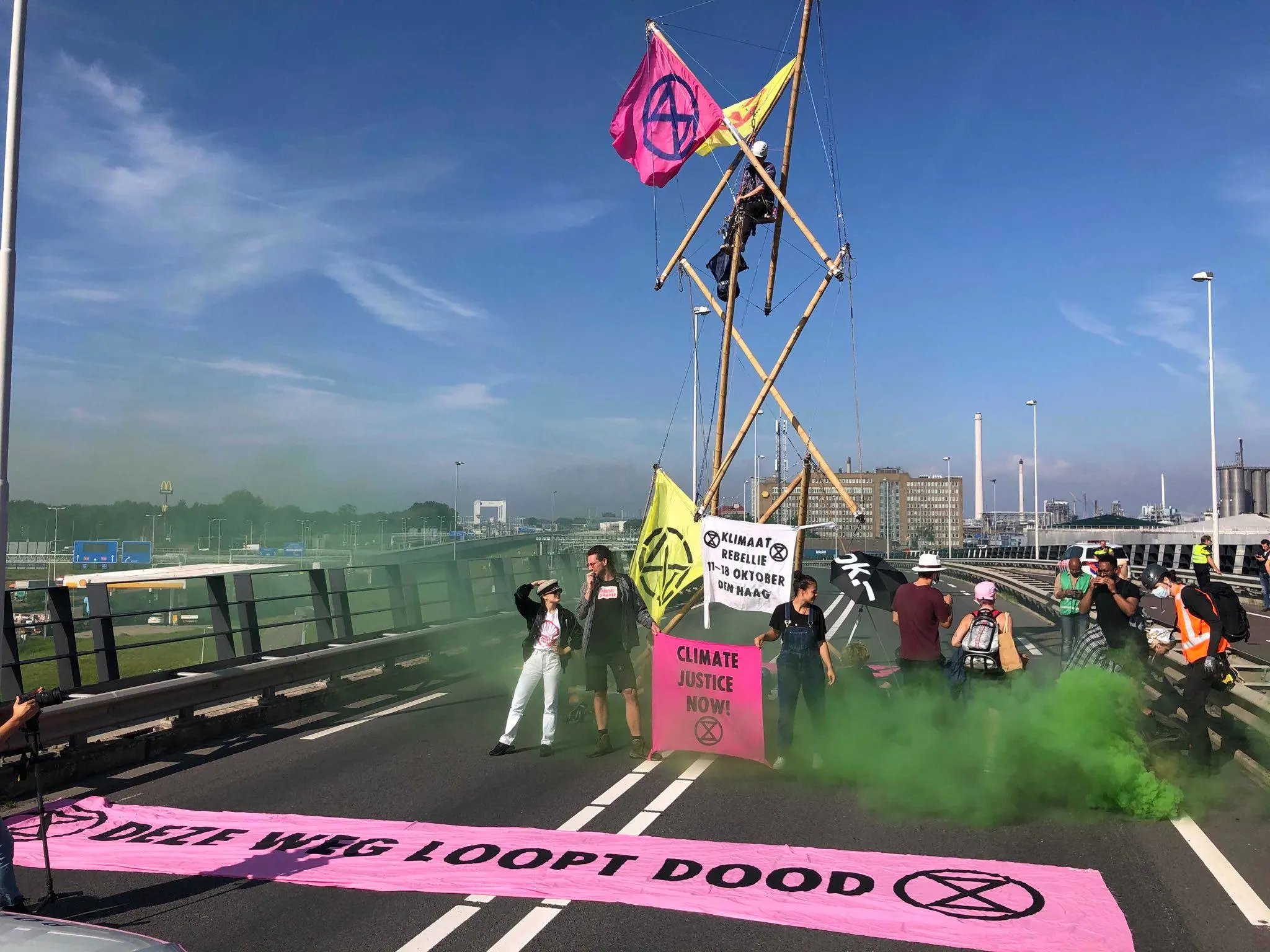 Klimaatactivisten van Extinction Rebellion blokkeren weg naar Shell in Pernis