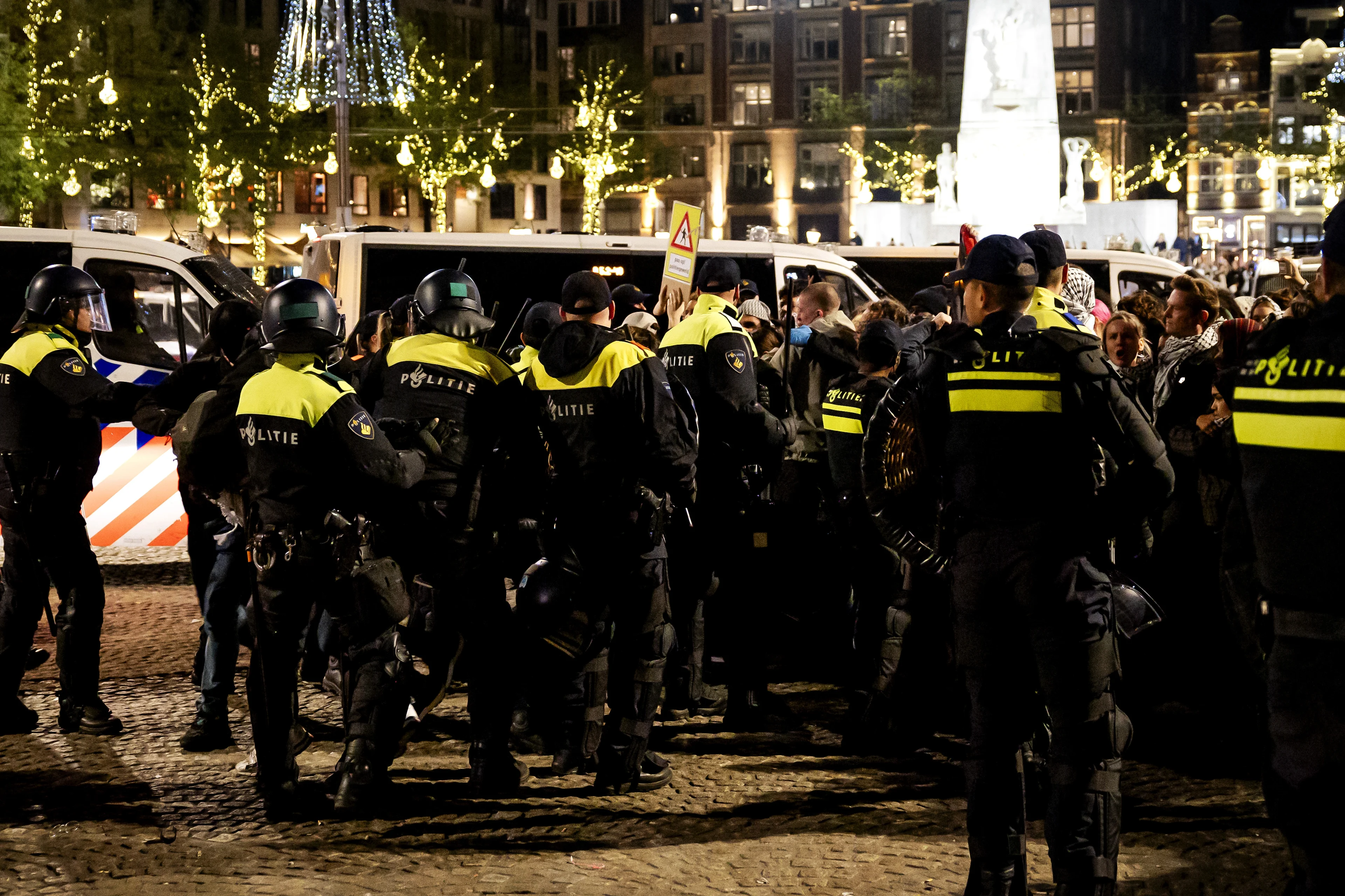 Politie voert 265 pro-Palestijnse demonstranten af van Dam in Amsterdam