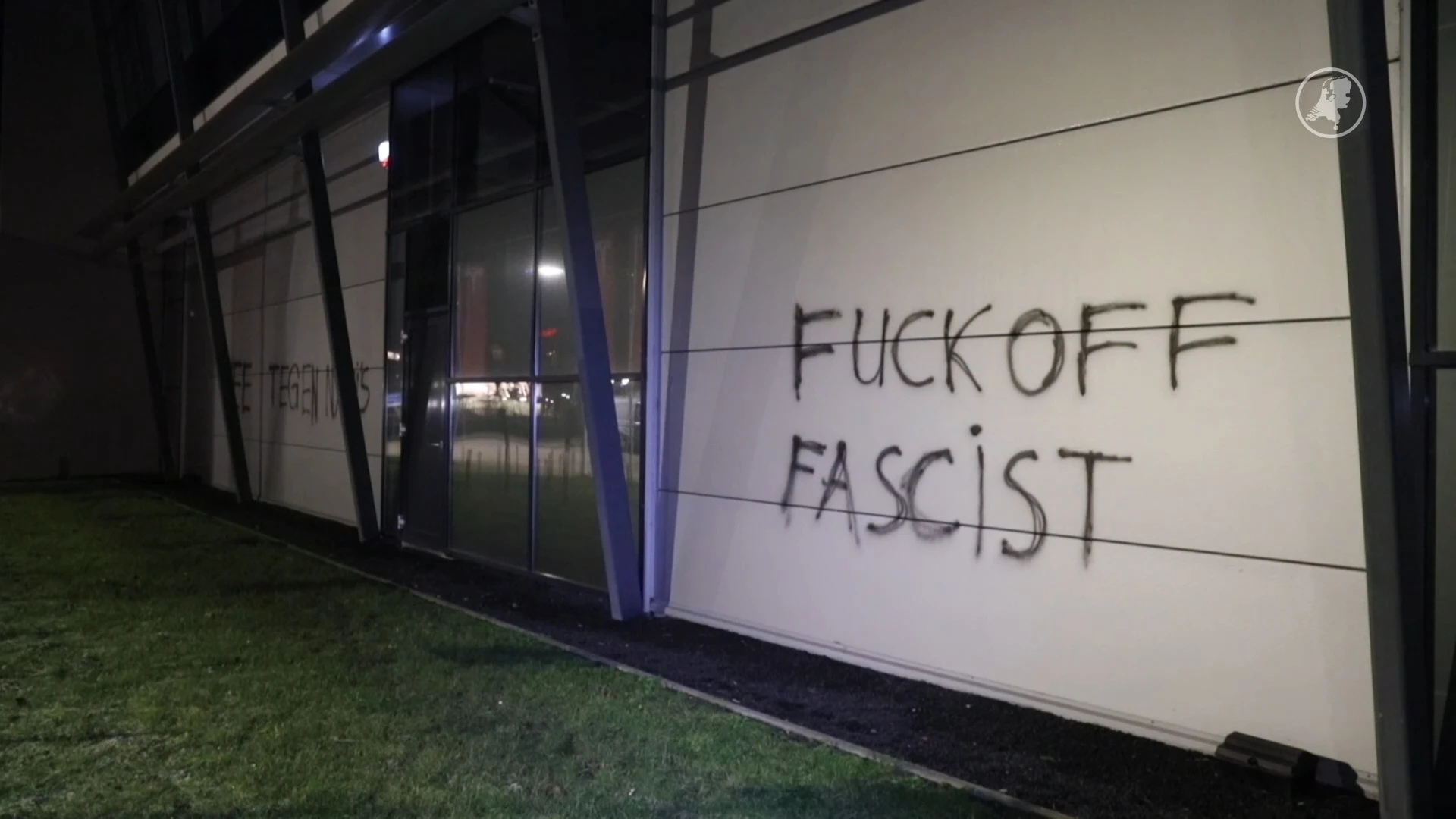 Tesla-showroom in Den Haag beklad met hakenkruizen en leuzen