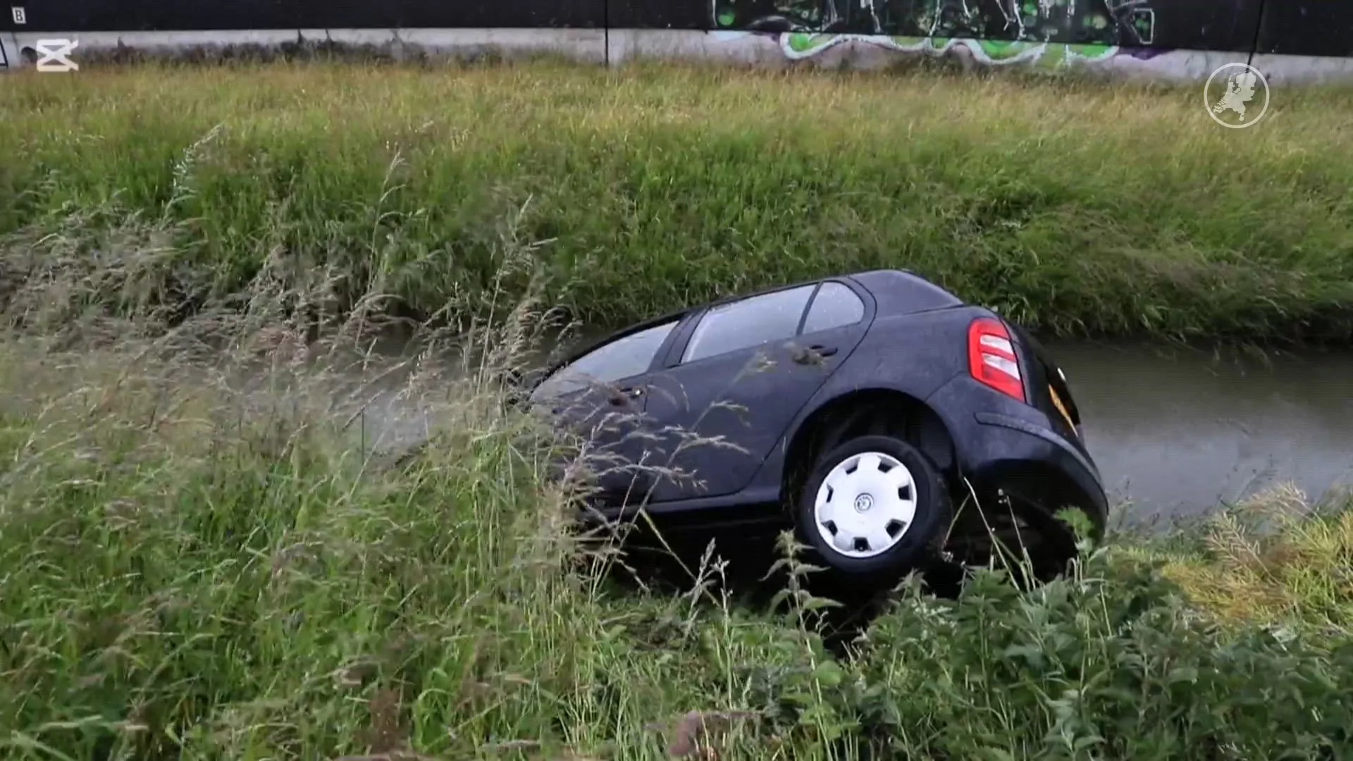 Drankrijder rijdt sloot in, steekt A15 over tijdens vluchtpoging