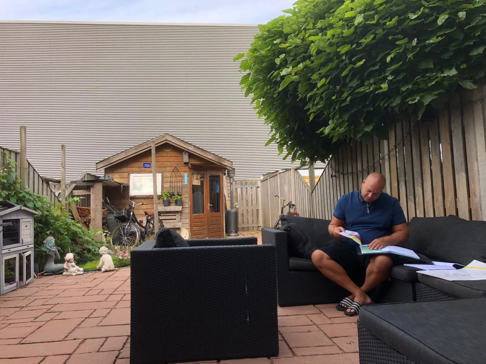 Edwin heeft een metershoge loods in zijn achtertuin: 'Ik moet de gordijnen dichtdoen vanwege de reflectie'