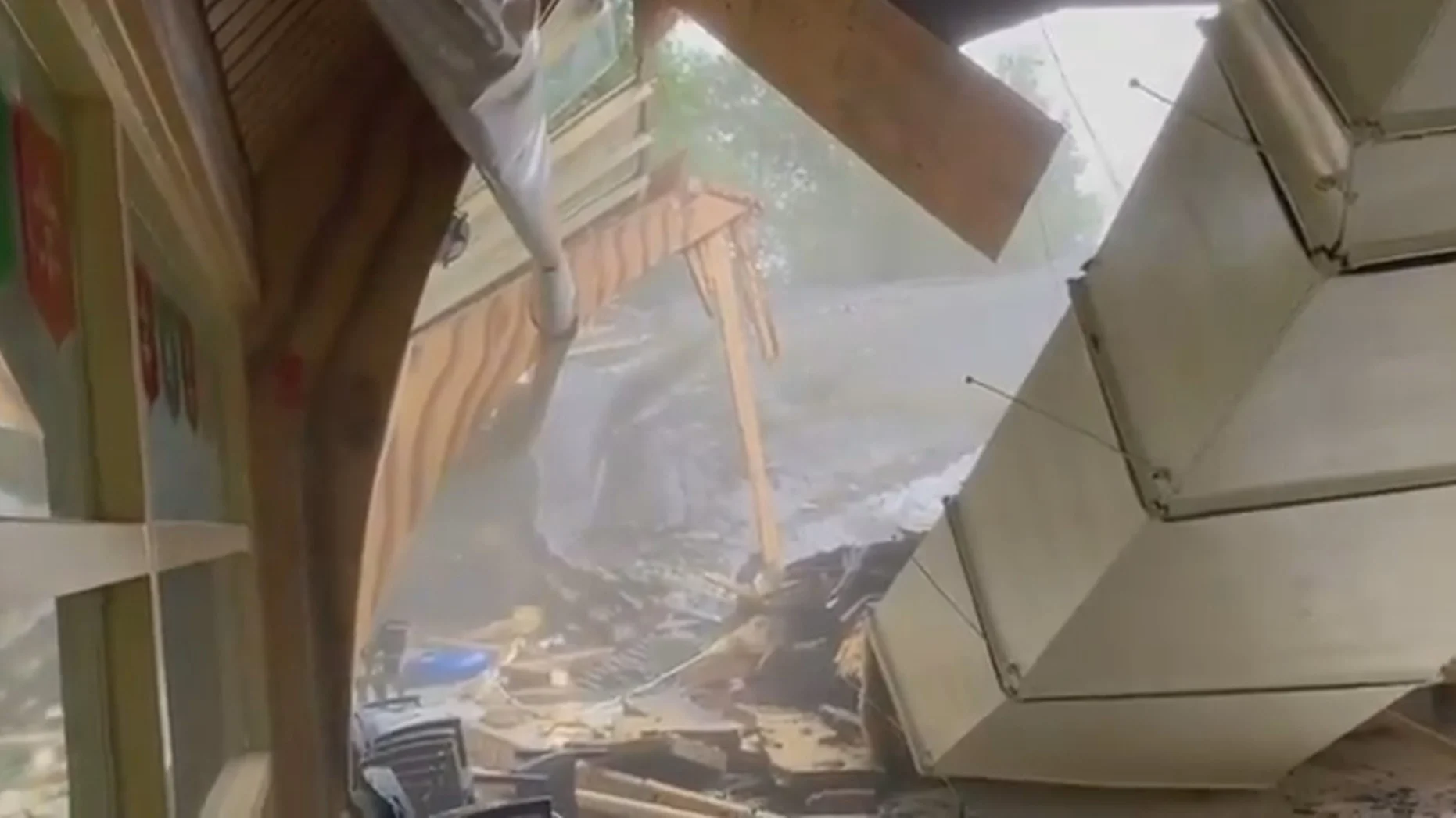 Dak van zwembad op vakantiepark van Peter Gillis ingestort