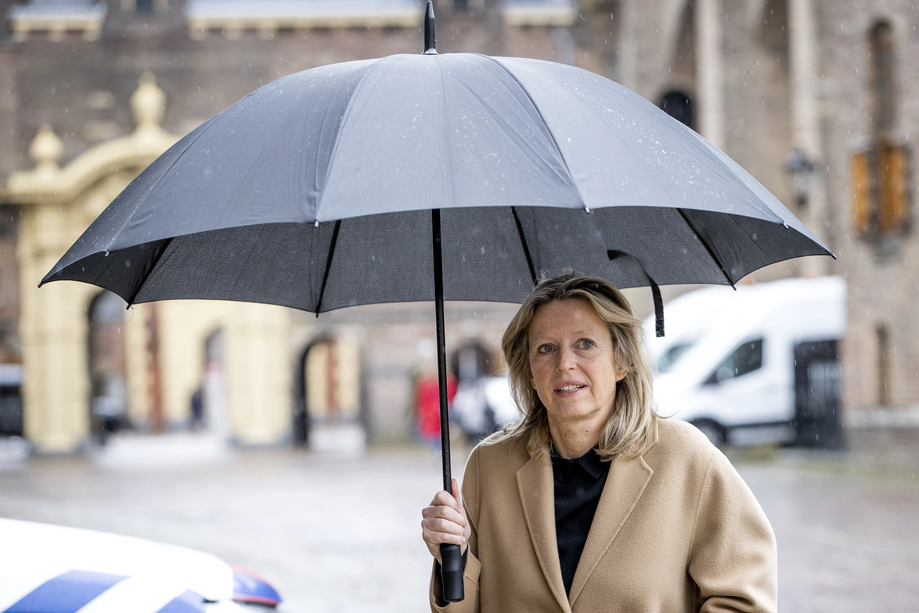 Minister Ollongren positief getest op corona, formatiegesprekken geannuleerd