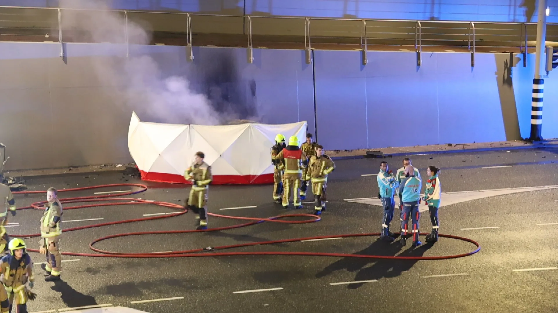 Auto vliegt in brand na ongeval in Beverwijk: één persoon overleden