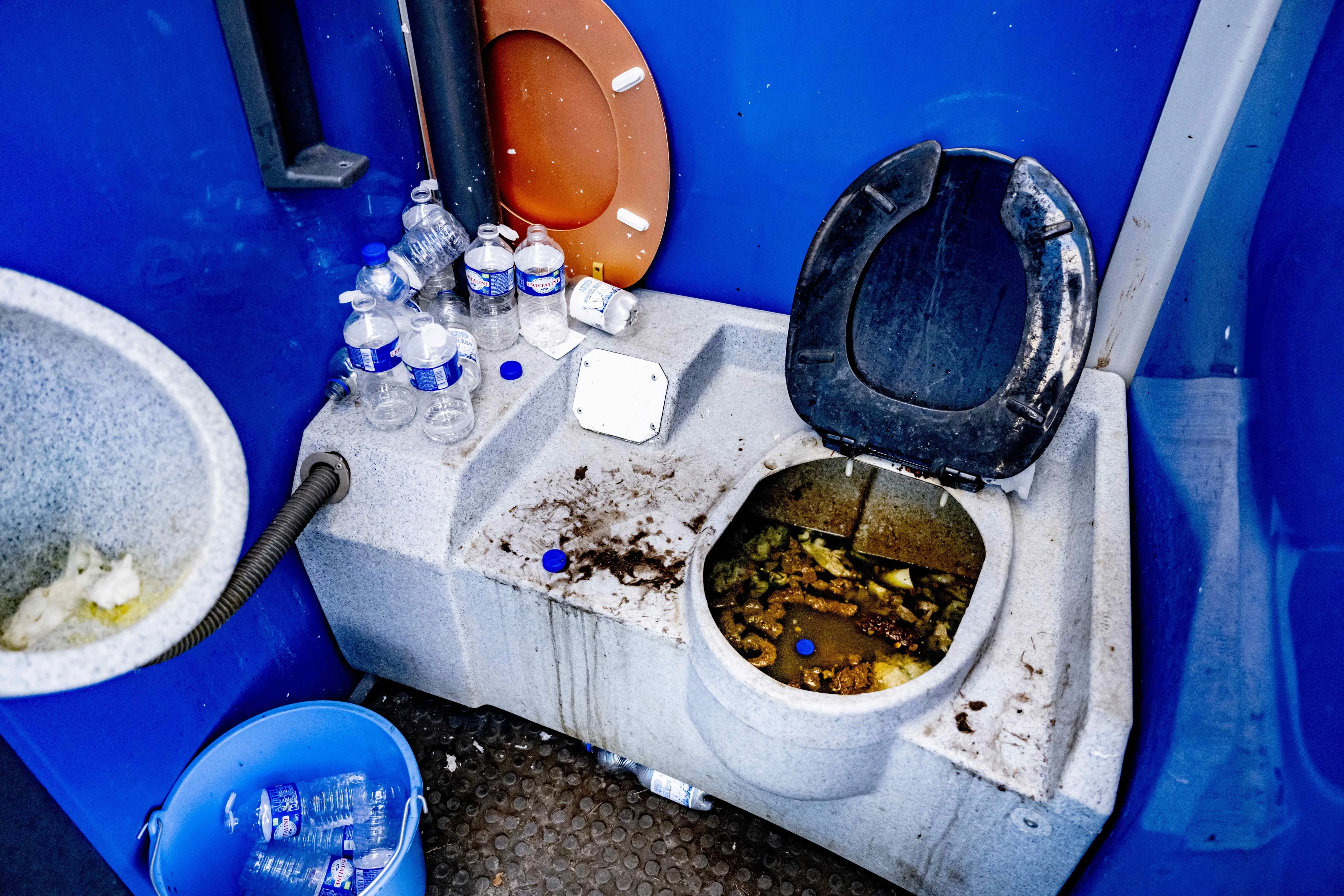 Extra douches, wasbakken en veldbedden bij aanmeldcentrum in Ter Apel