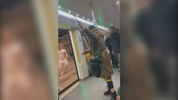 Dansende vrouw zwaait met groot mes in Amsterdamse metro op Koningsdag